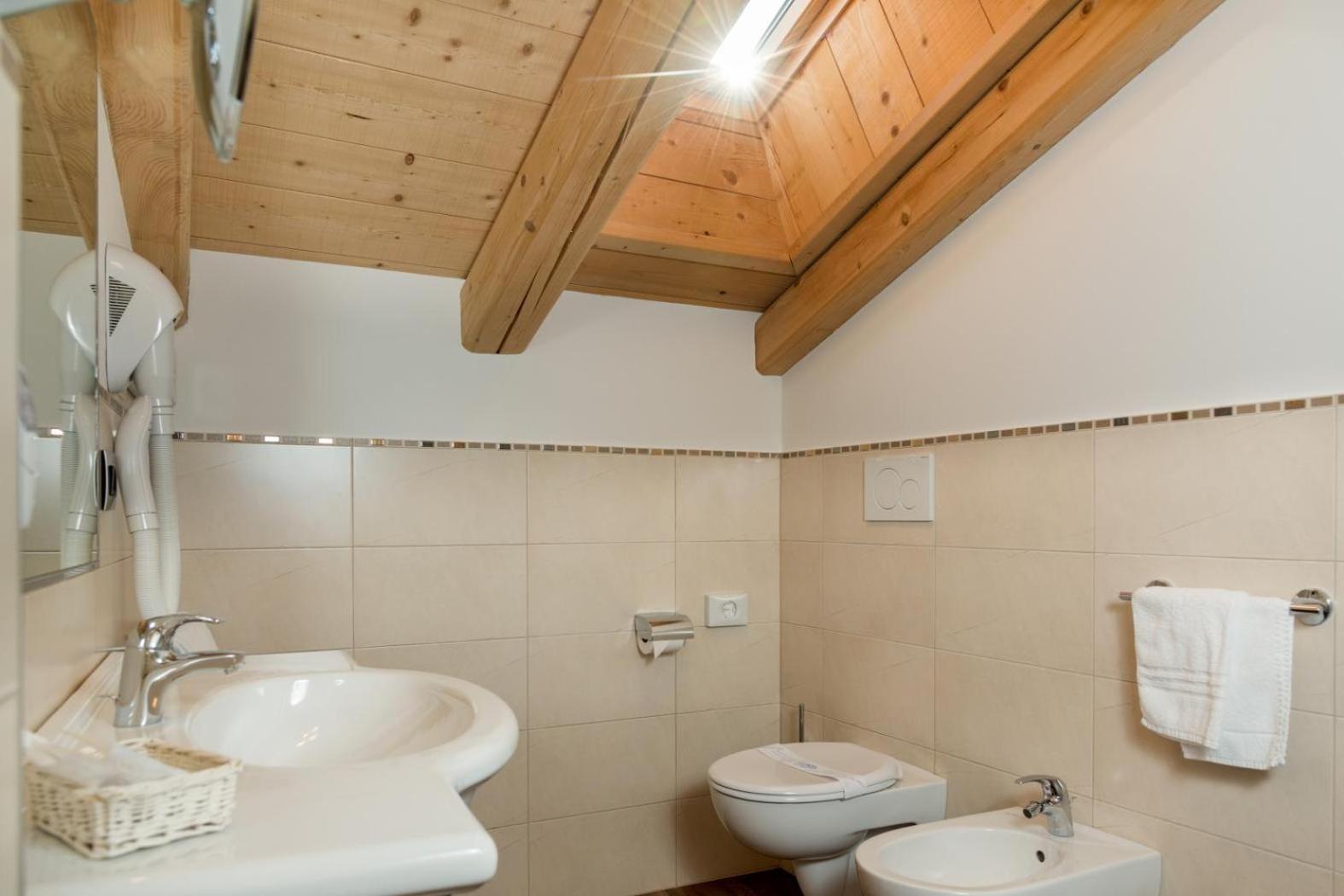 Large Double or Twin Room photo 3