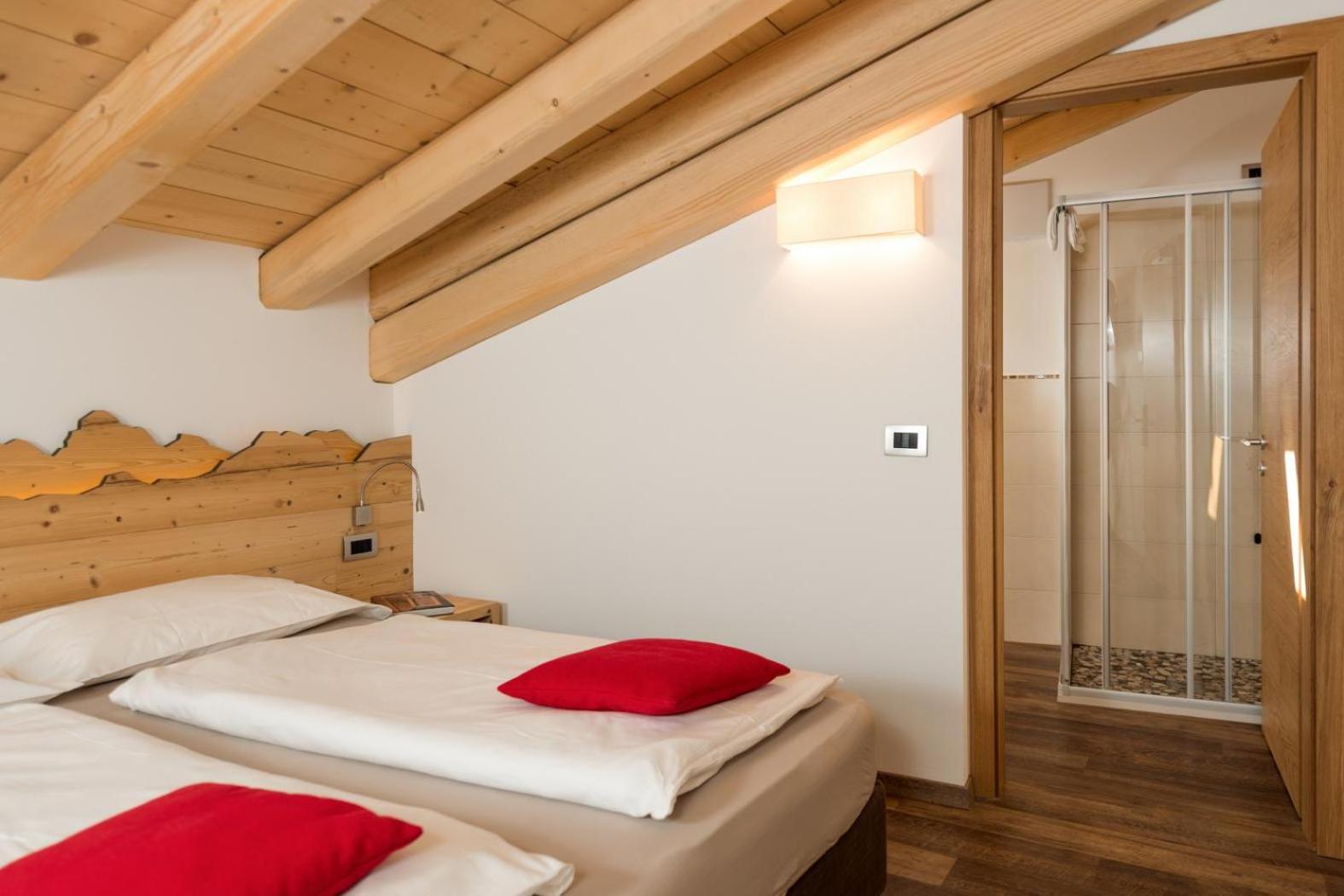 Large Double or Twin Room photo 2