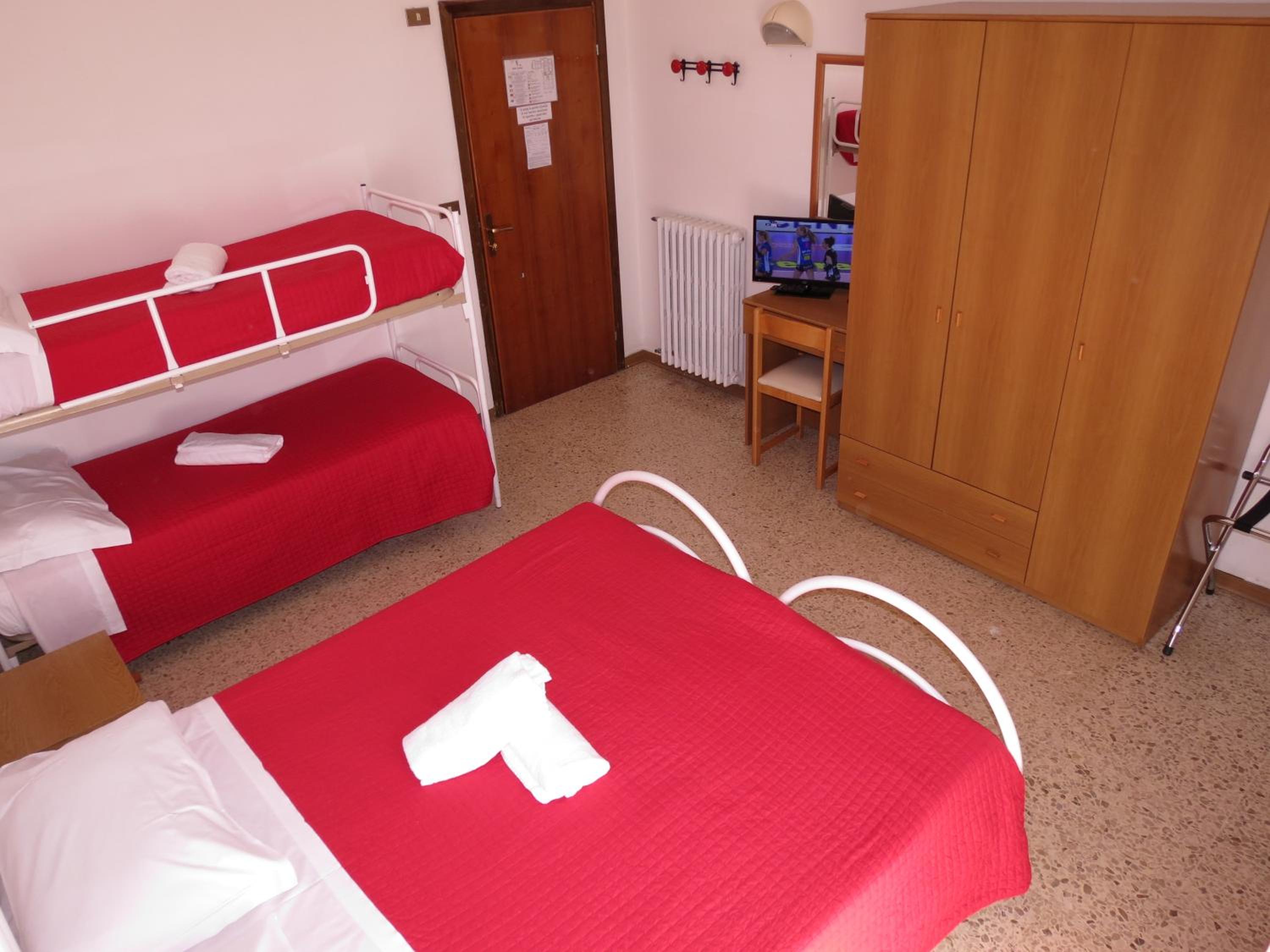 Economy Quadruple Room photo 3