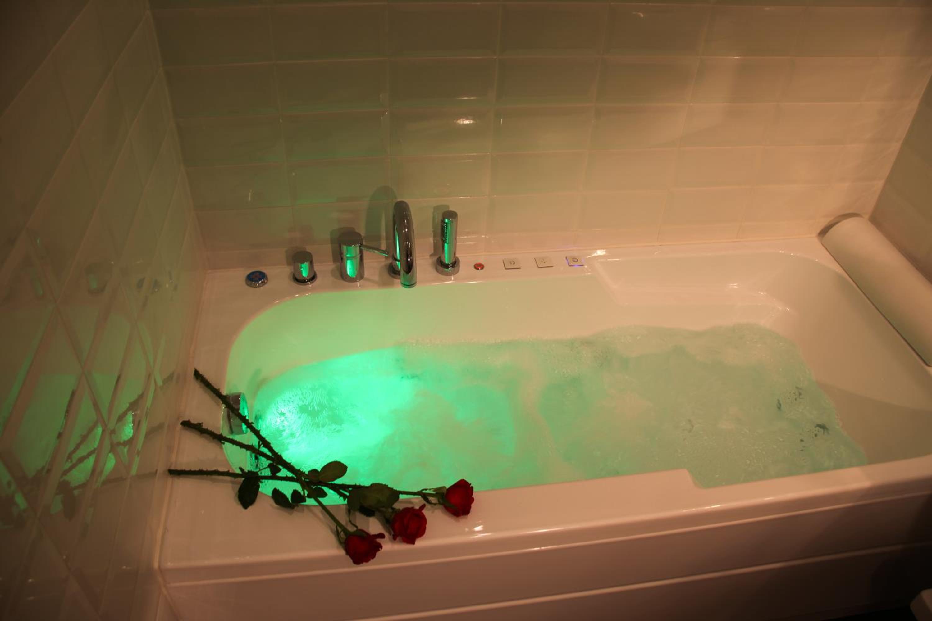 Deluxe Room with Single Spa Bath photo 3