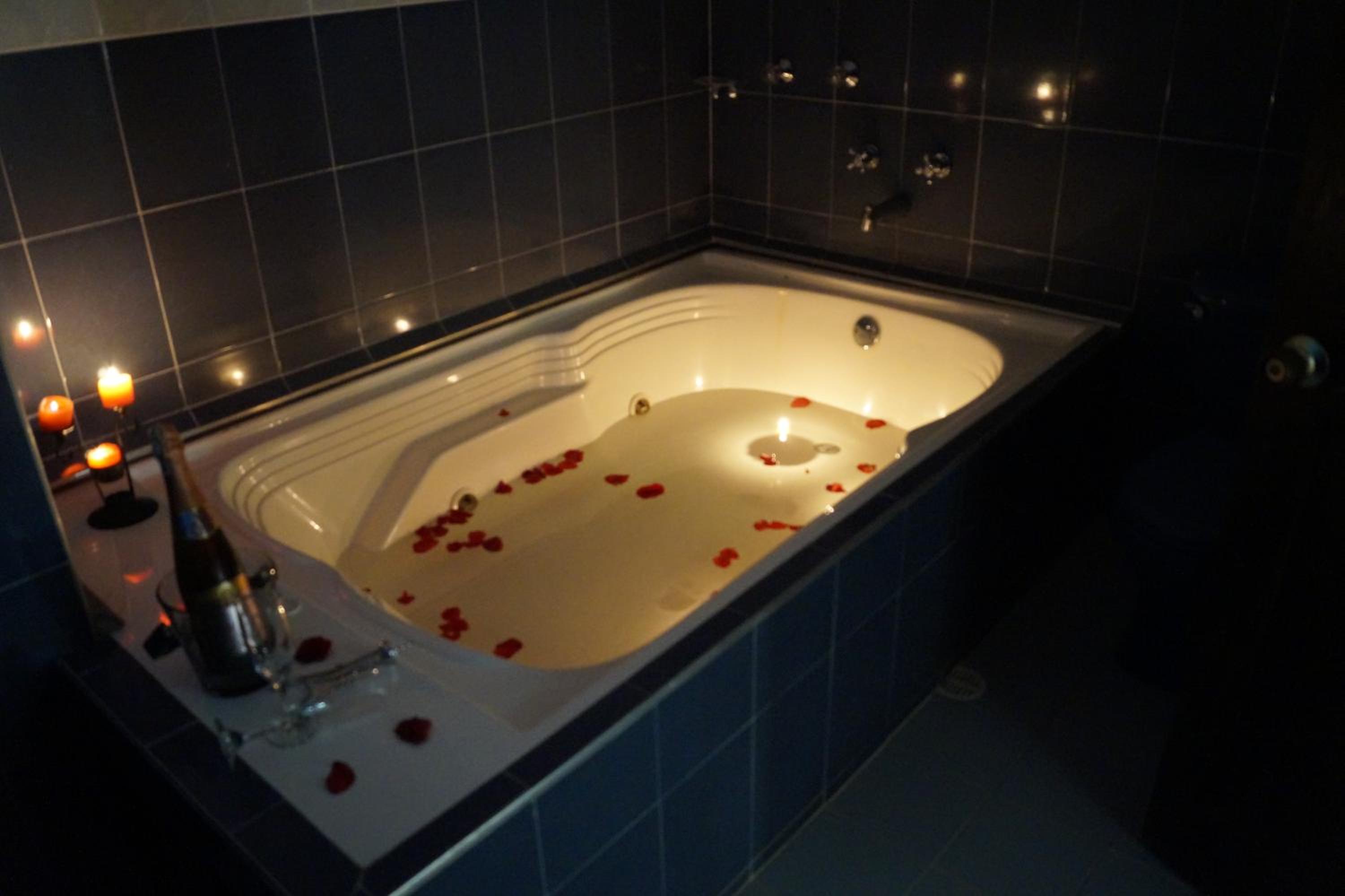 Queen Suite with Spa Bath photo 3