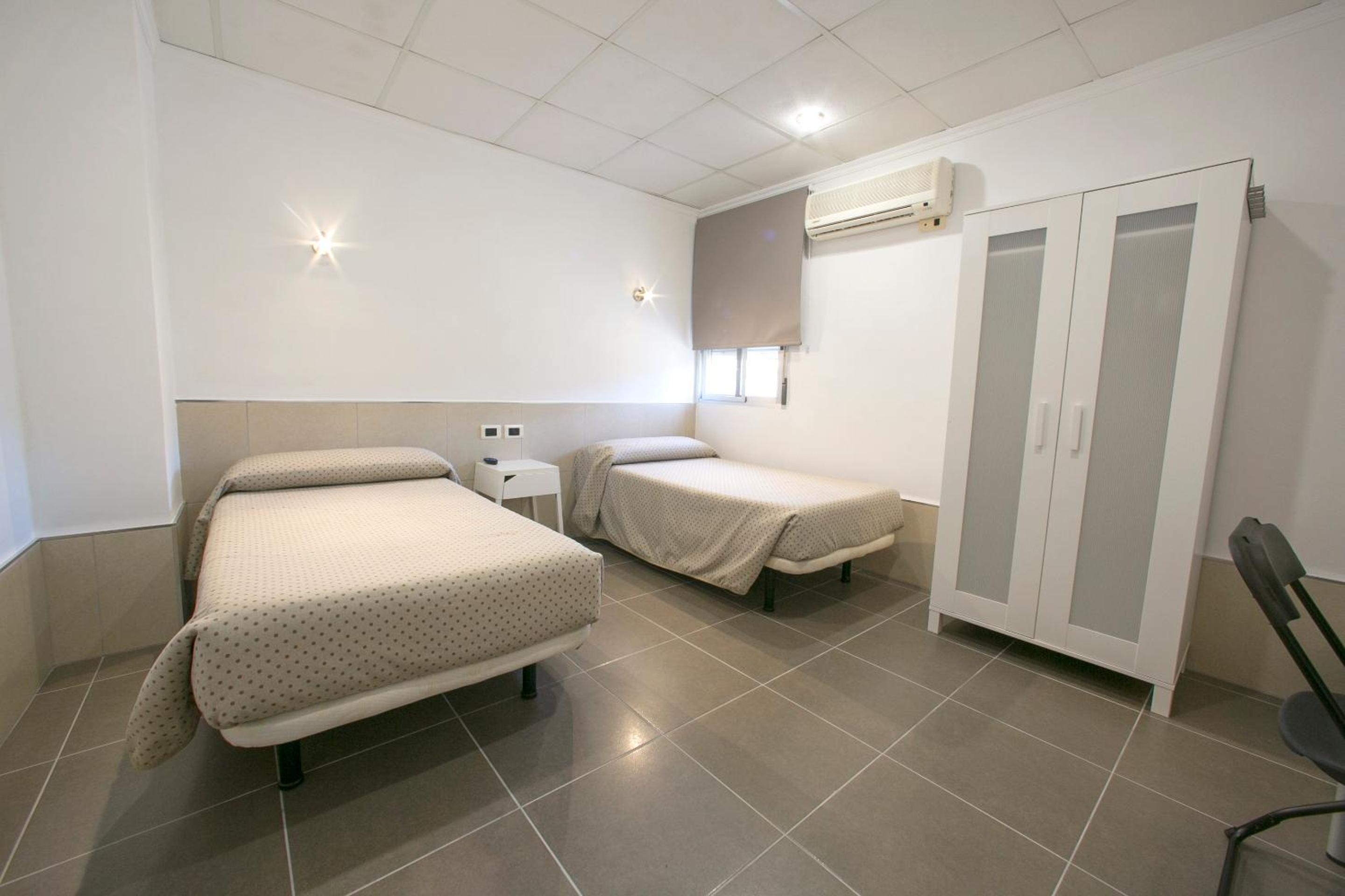 Habitación Triple con Baño Compartido