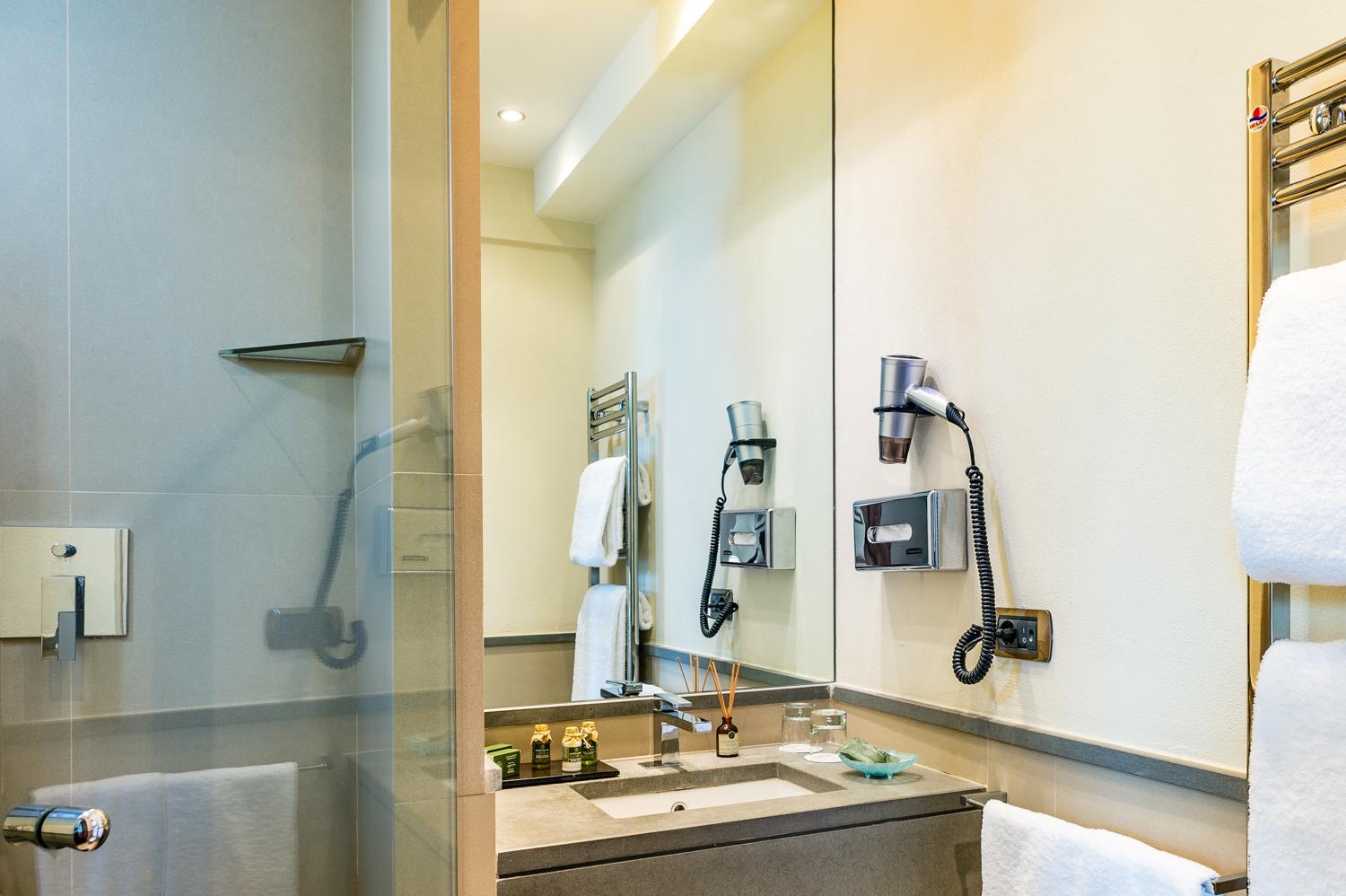 Classic Double or Twin Room with Balcony and Partial Sea View photo 3