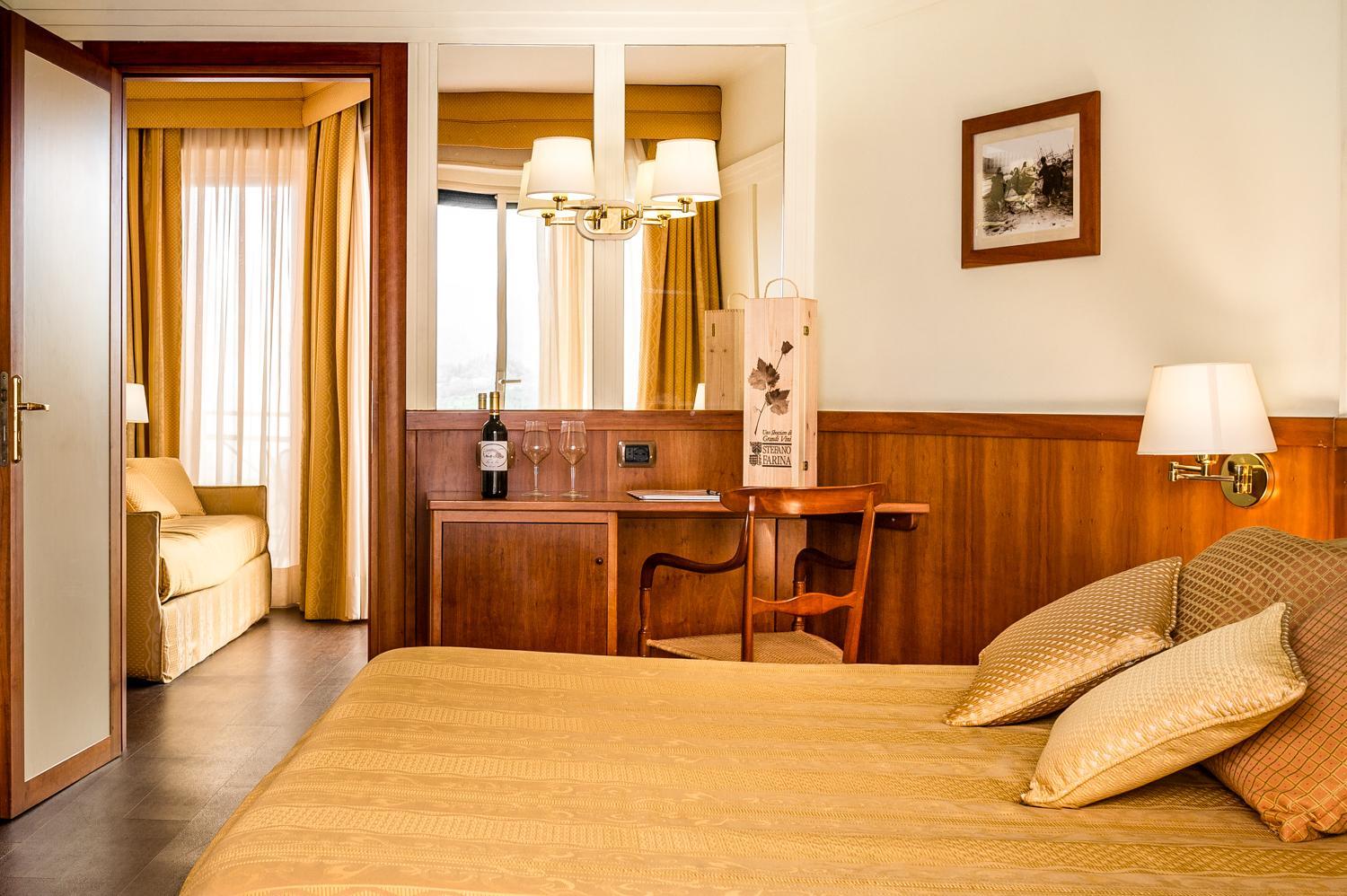 Superior Junior Suite with Balcony and Sea View - Photo 1