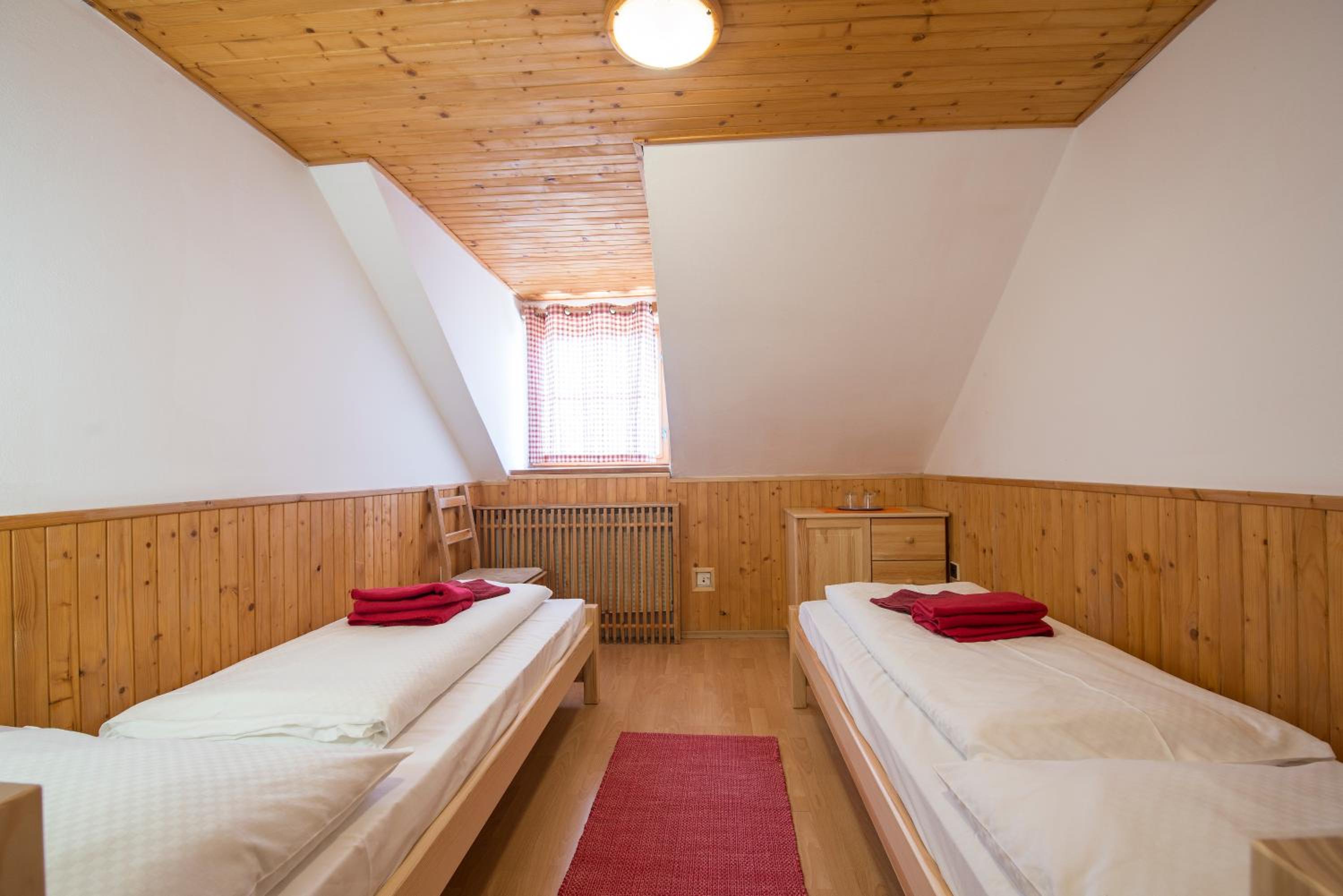 Twin Room with Shared Bathroom photo 2