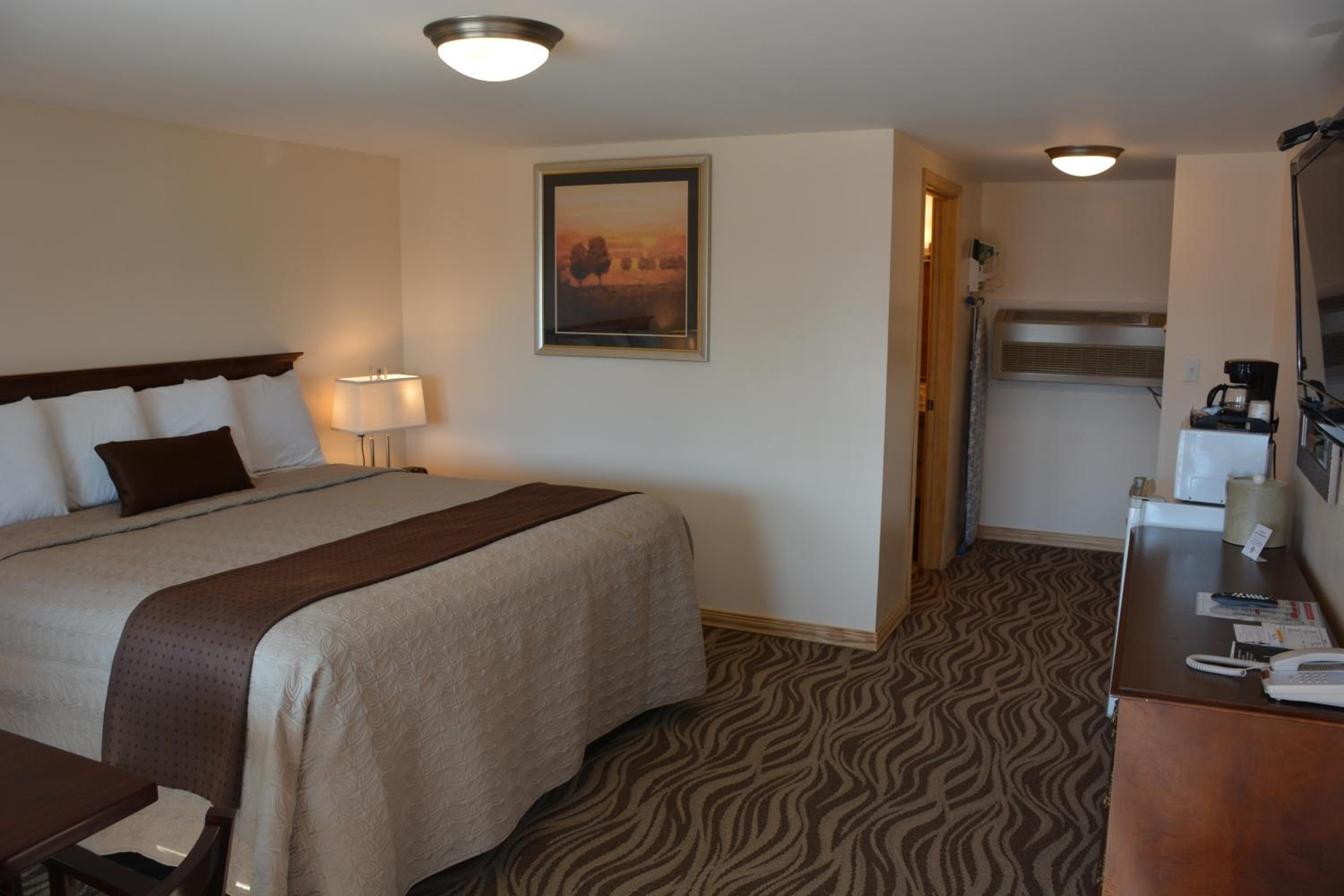 King Room - Non-Smoking - Photo 4