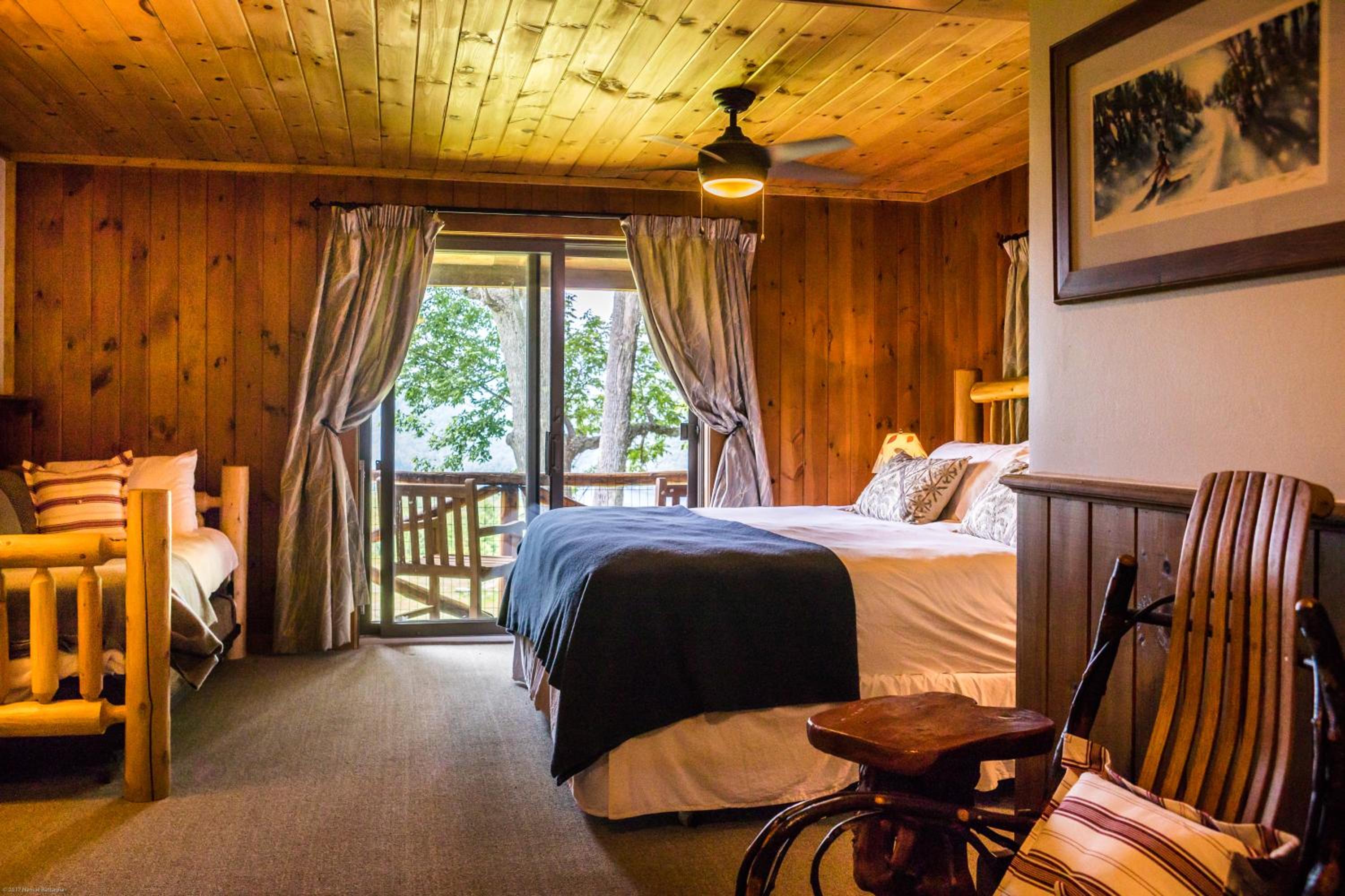 Log House Balcony Room - King and Daybed photo 3