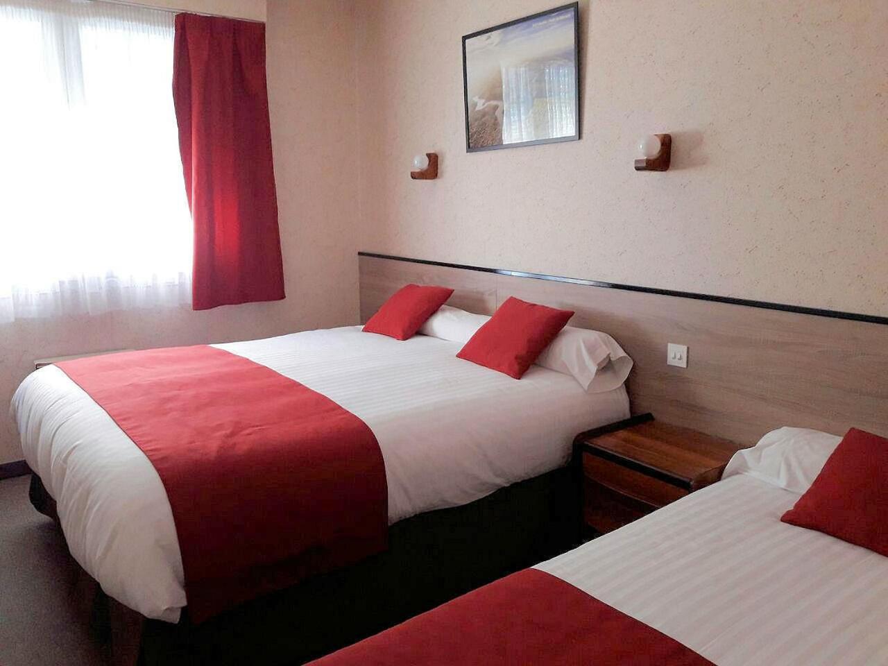 Economy Triple Room photo 3