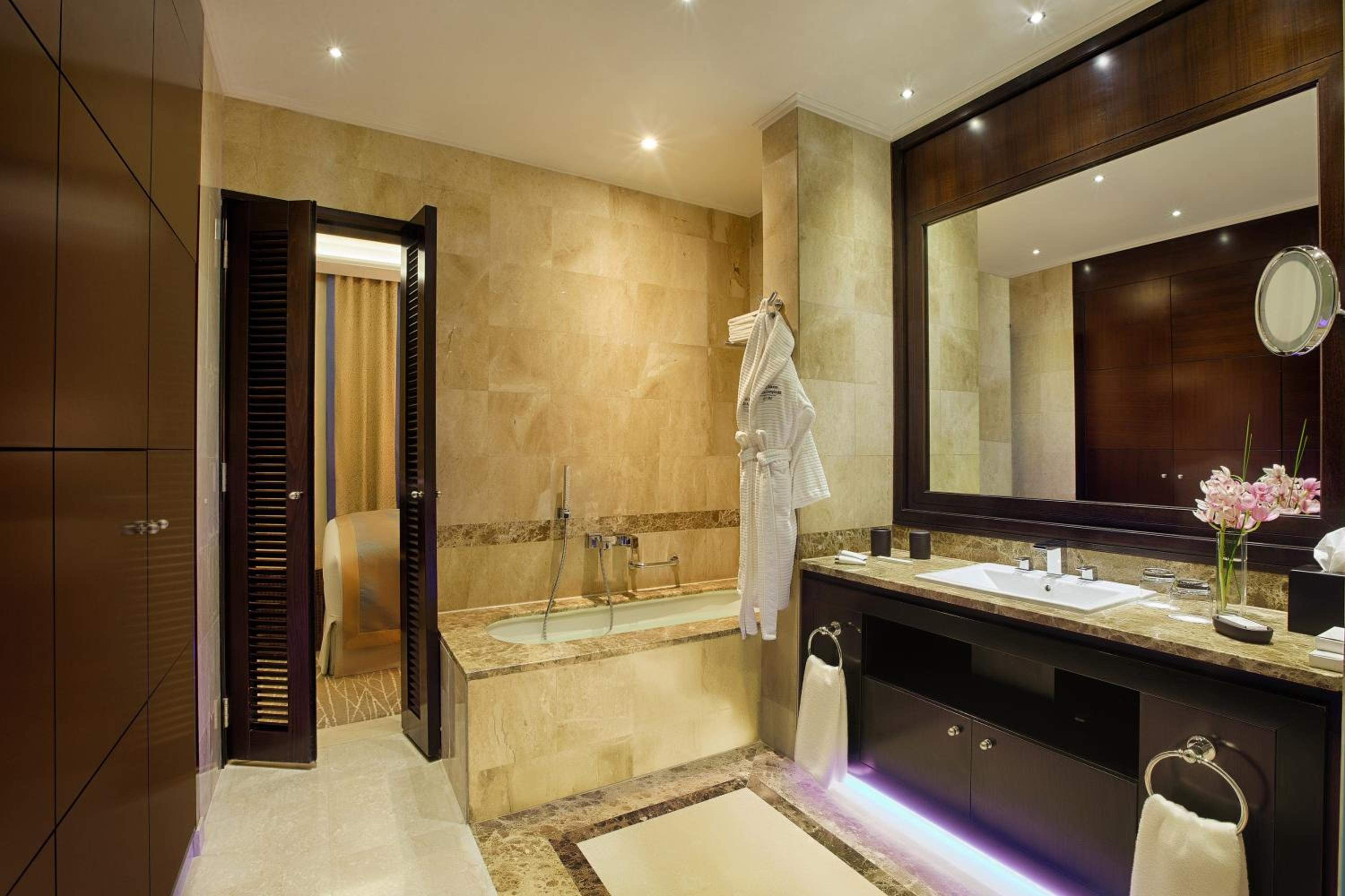 Deluxe Pool Room - Photo 6