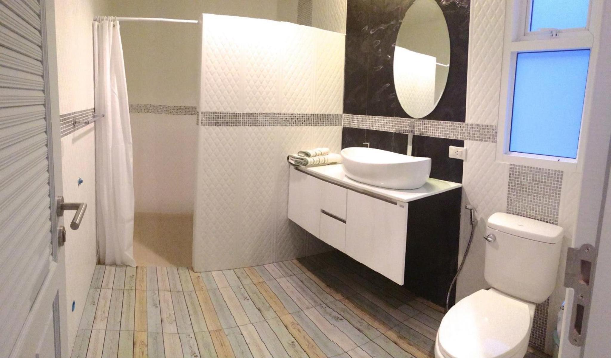 Deluxe King Suite photo 3