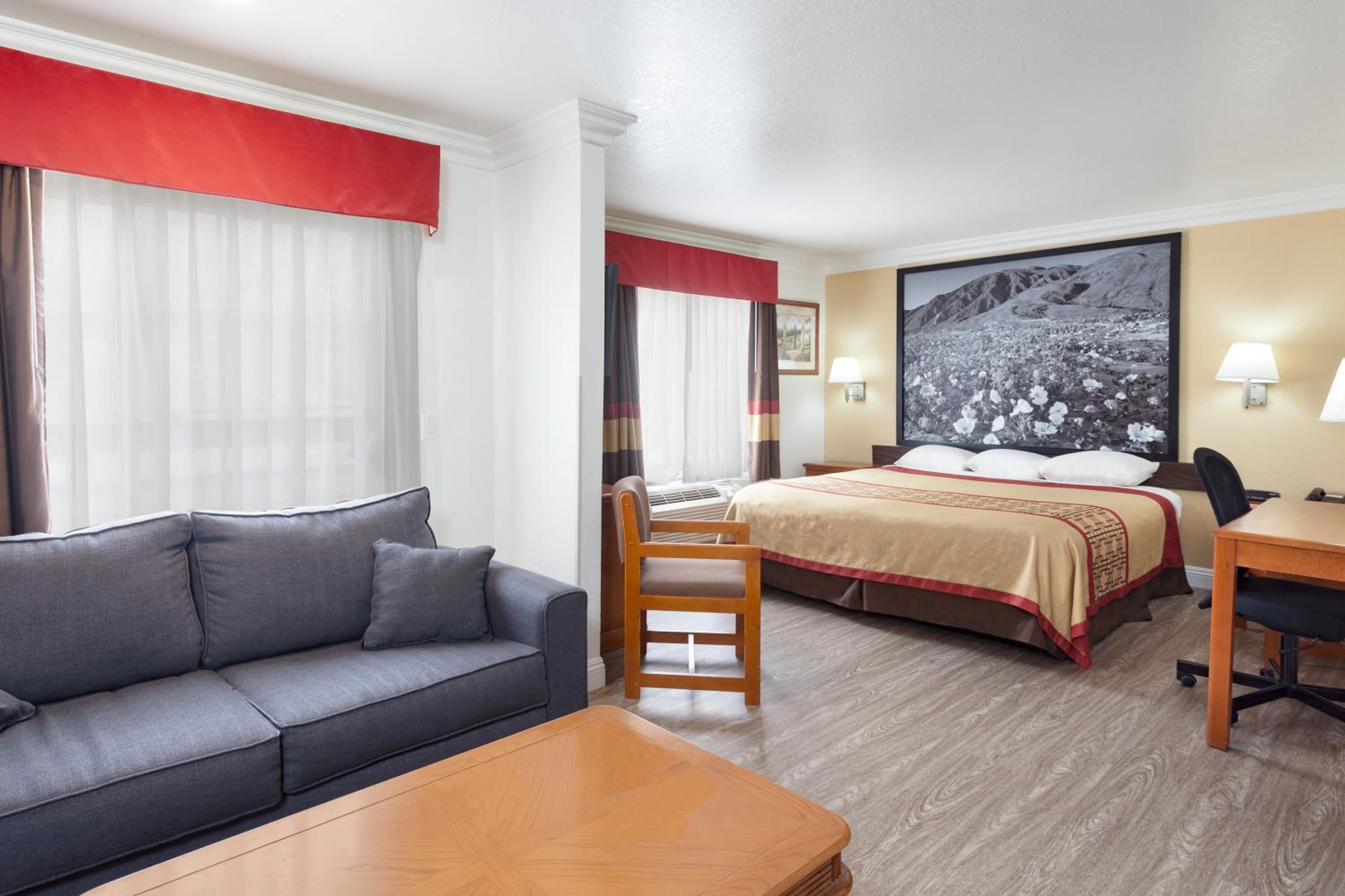 King Suite - Non-Smoking - Photo 4