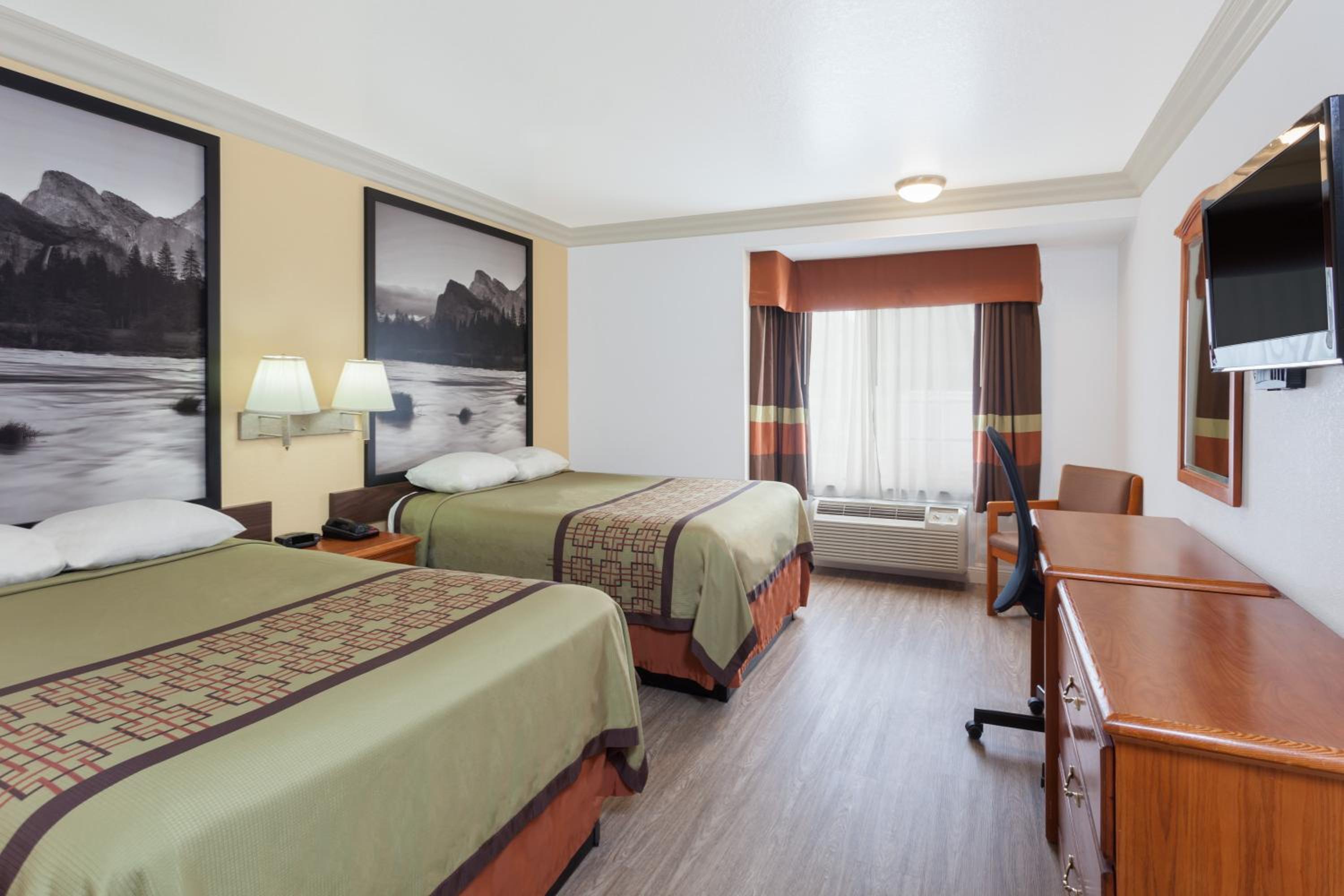Two Double Beds - Non-Smoking - Photo 3