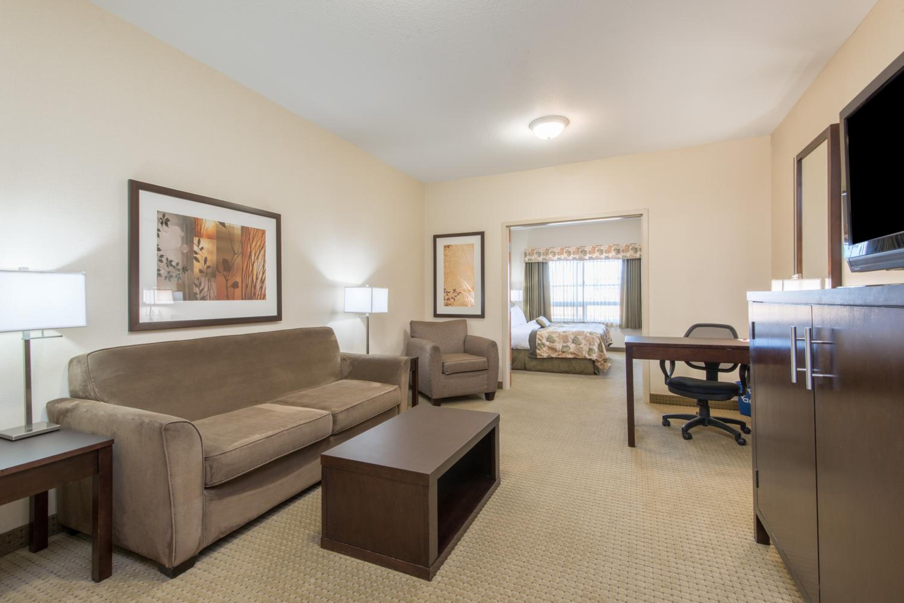 King Suite - Non-Smoking - Photo 4