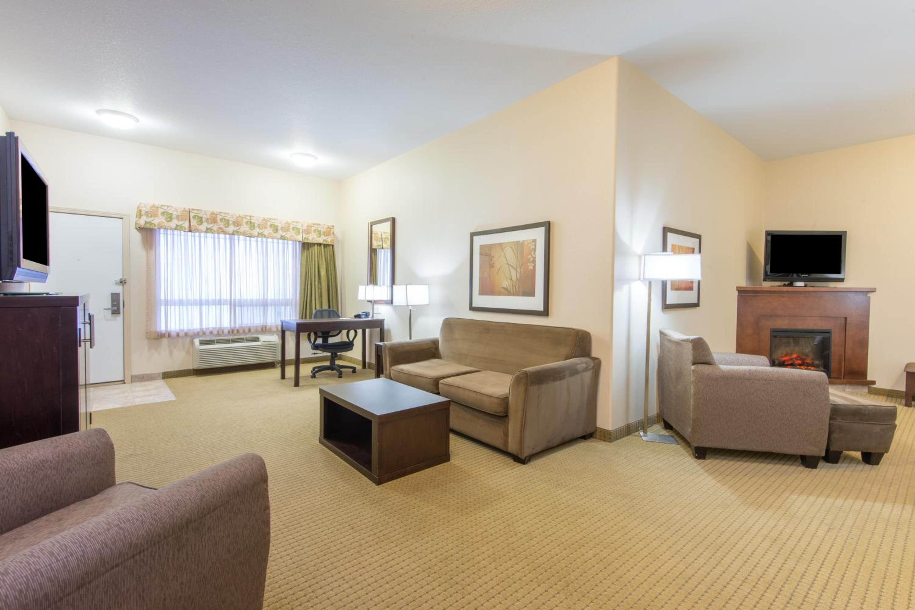 Deluxe King Suite - Non-Smoking photo 3