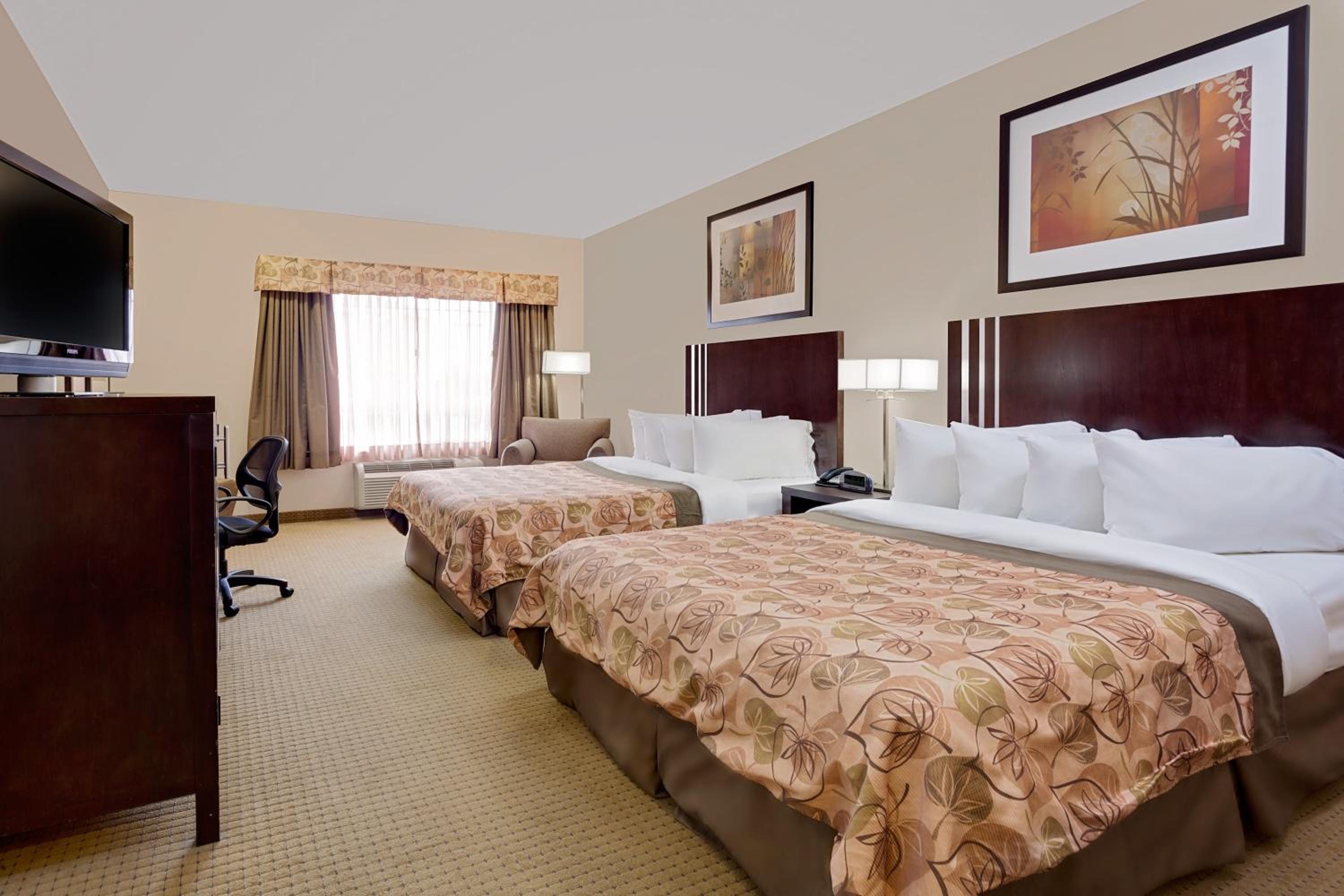 Deluxe Queen Room with Two Queen Beds - Photo 6