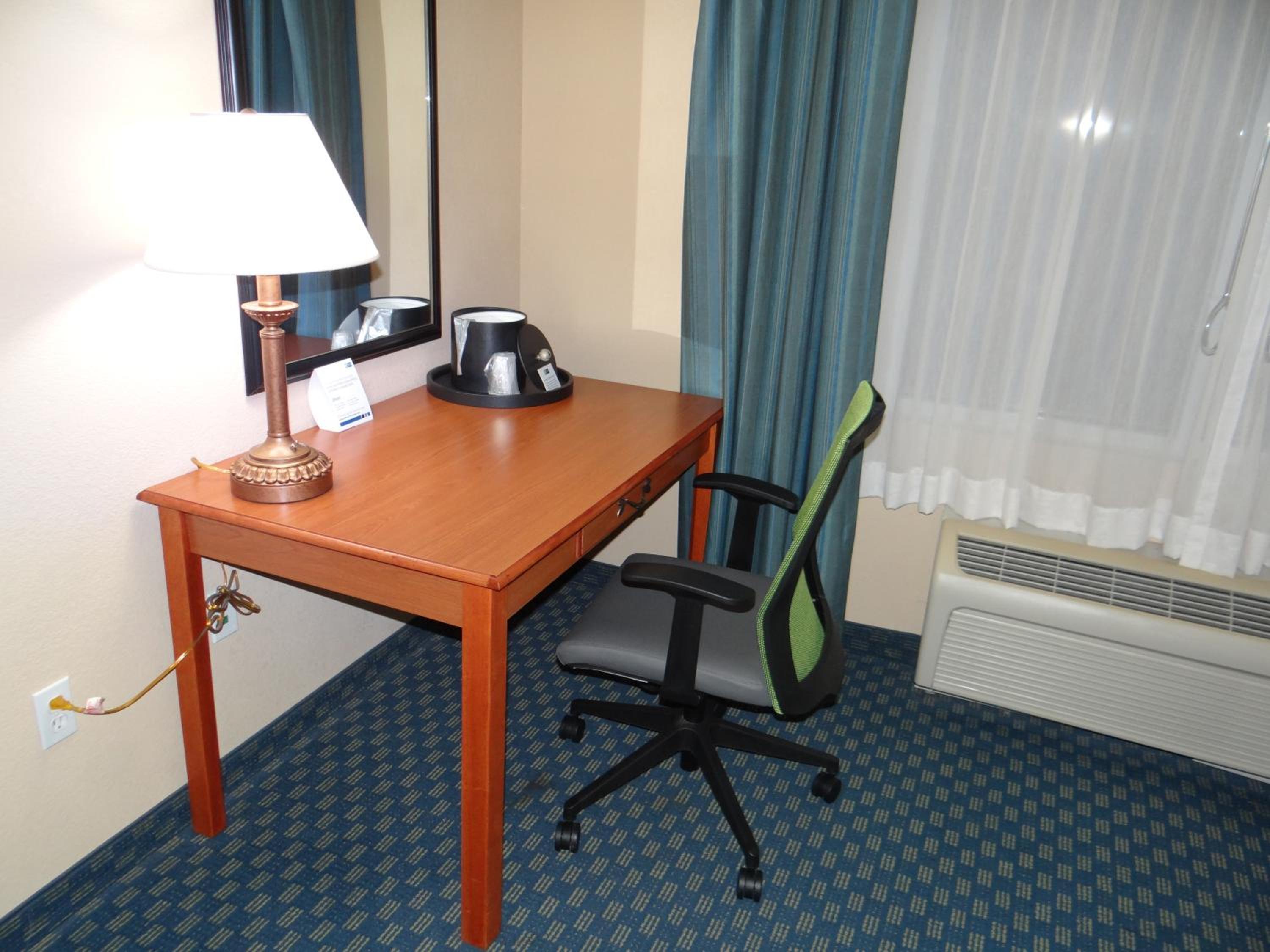 Standard Room with Two Queen Beds - Photo 9