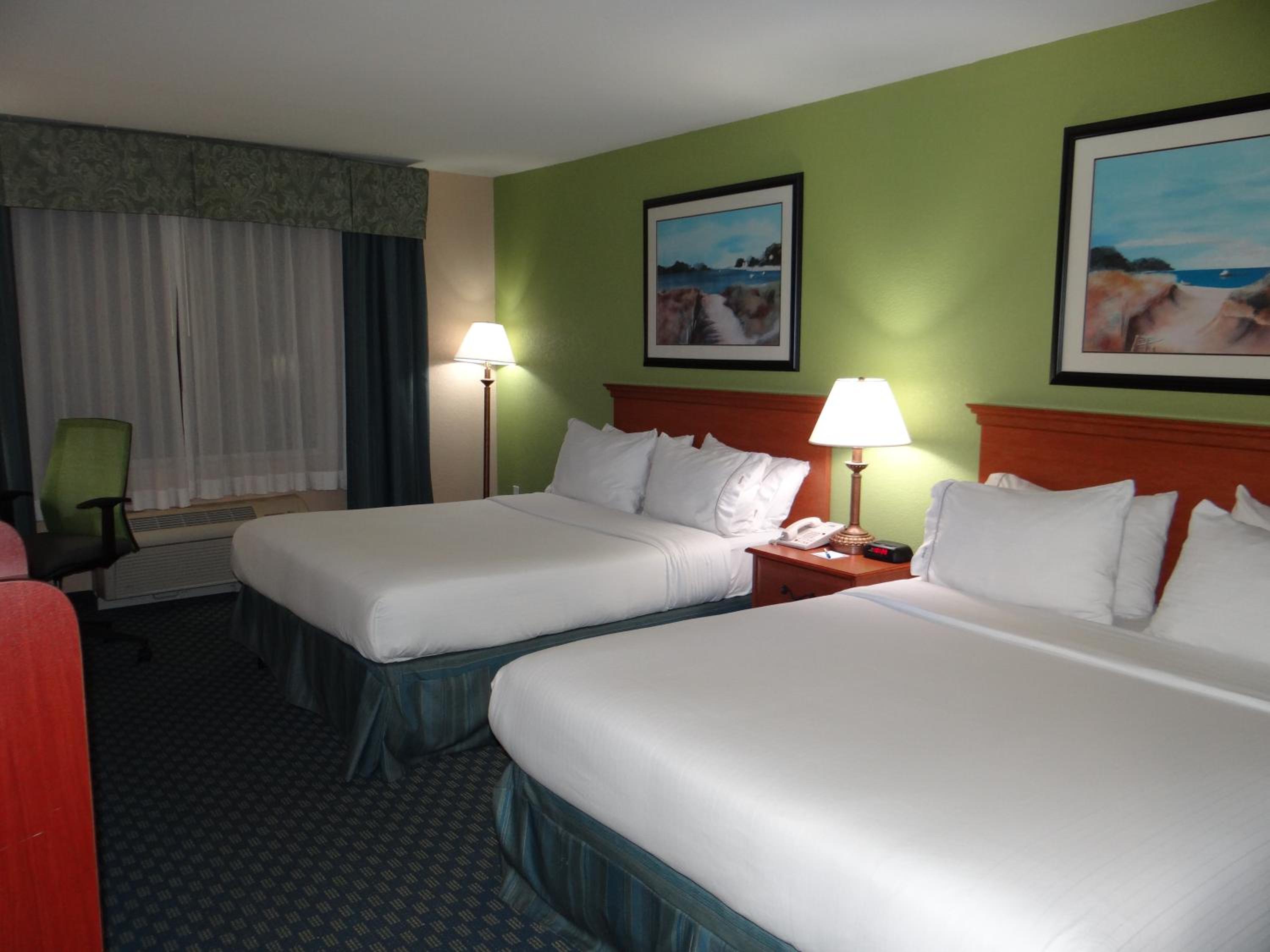 Standard Room with Two Queen Beds - Photo 13