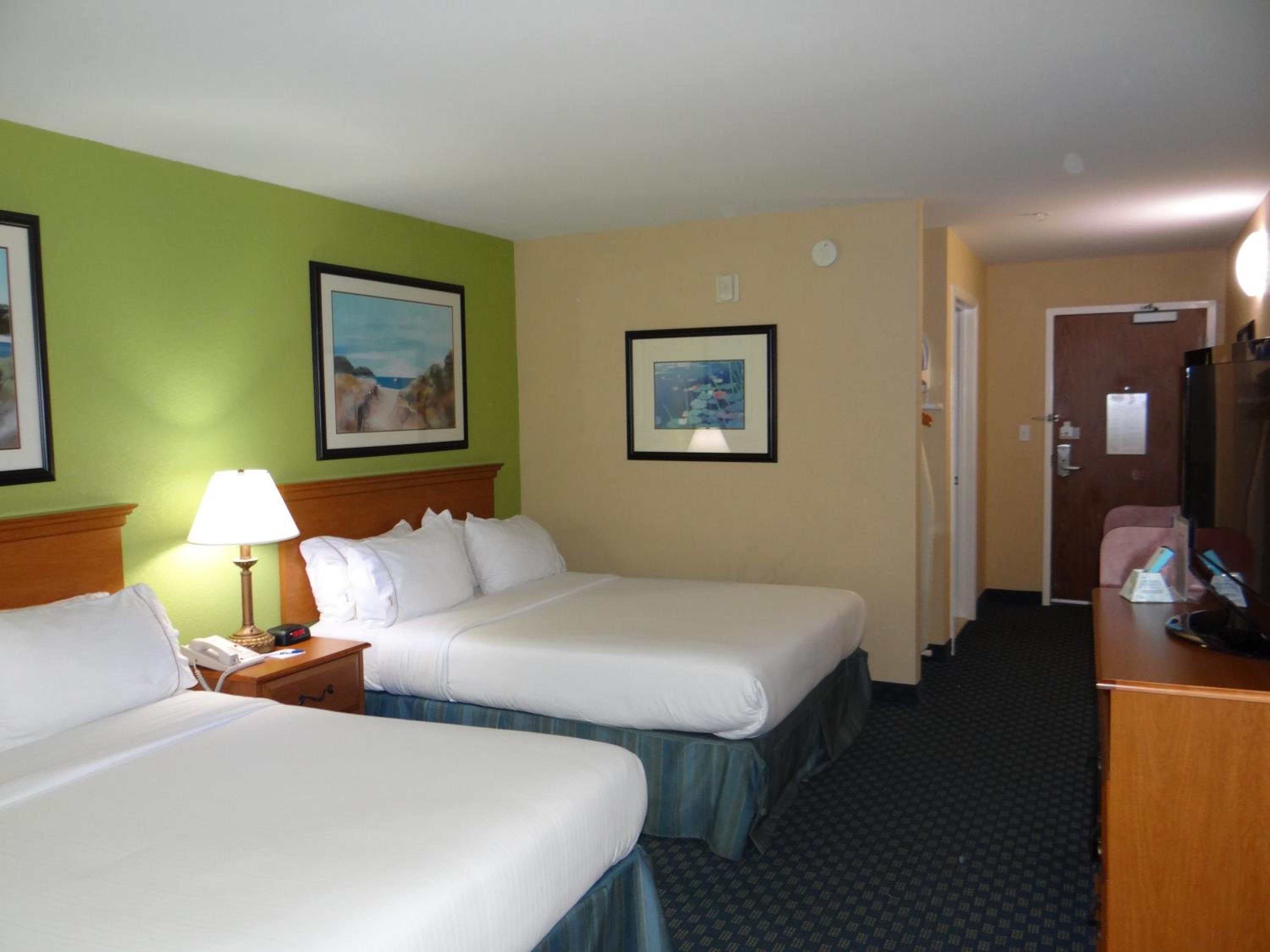 Standard Room with Two Queen Beds - Photo 12