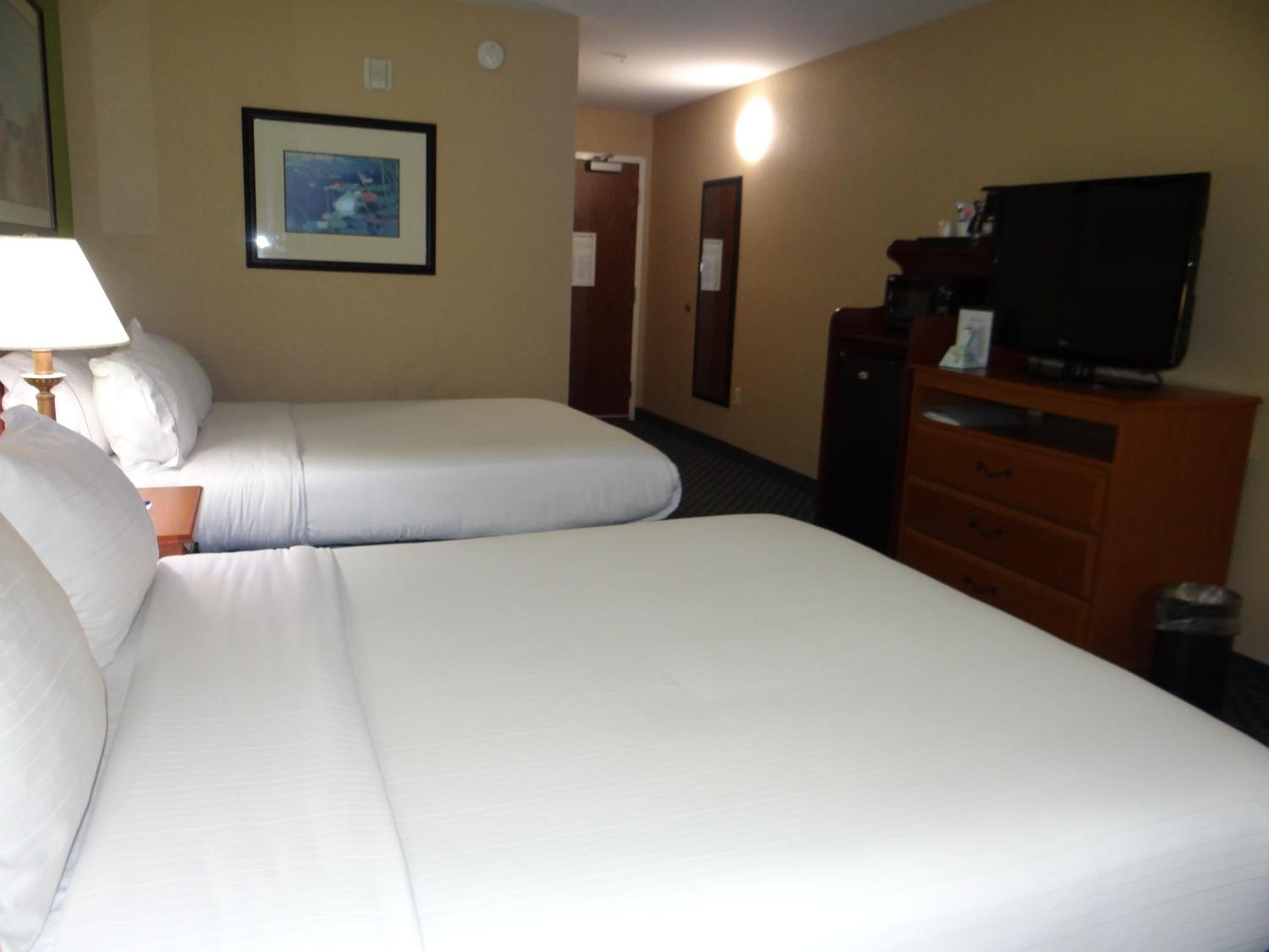 Standard Room with Two Queen Beds - Photo 4