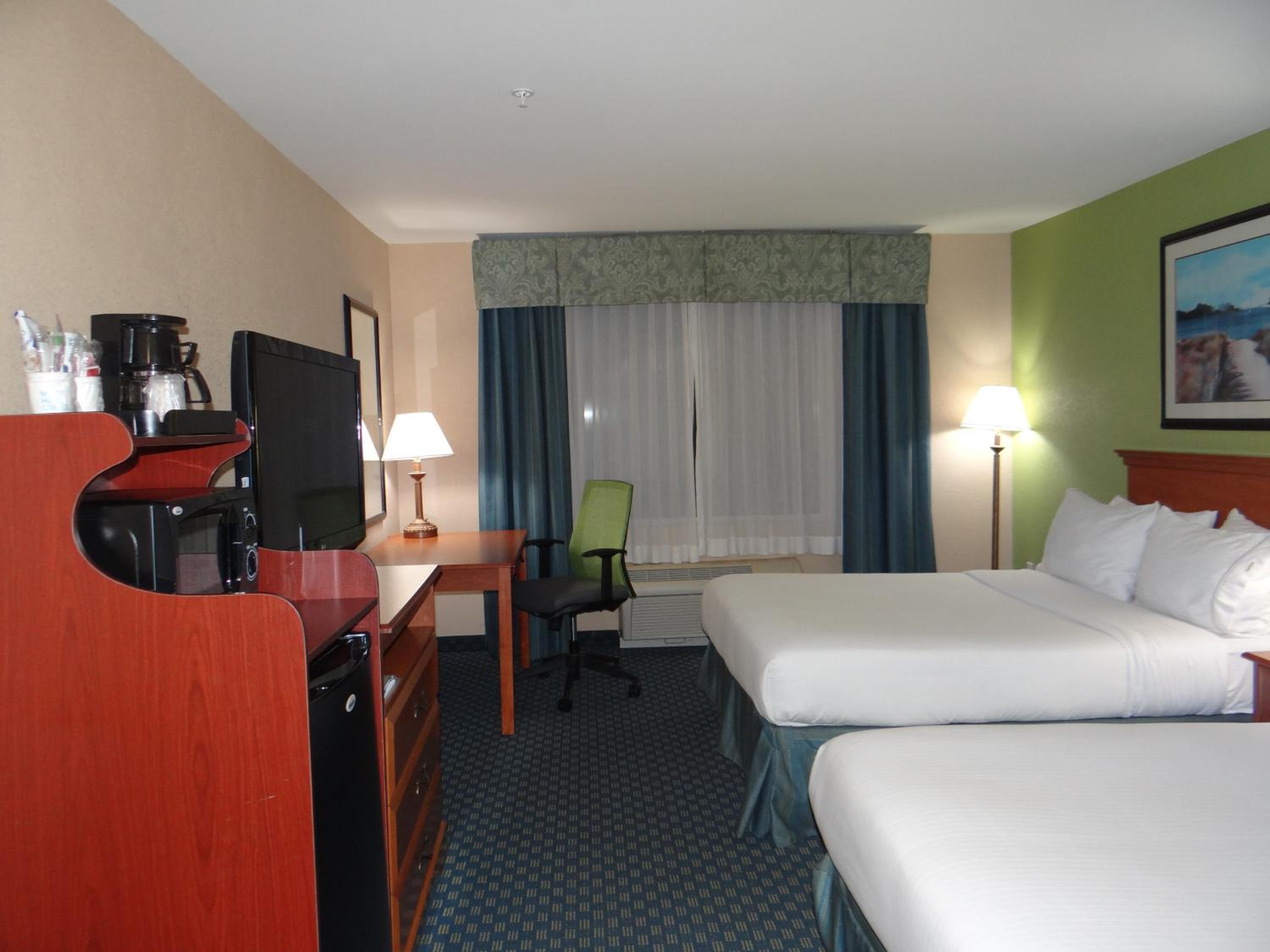 Standard Room with Two Queen Beds - Photo 10