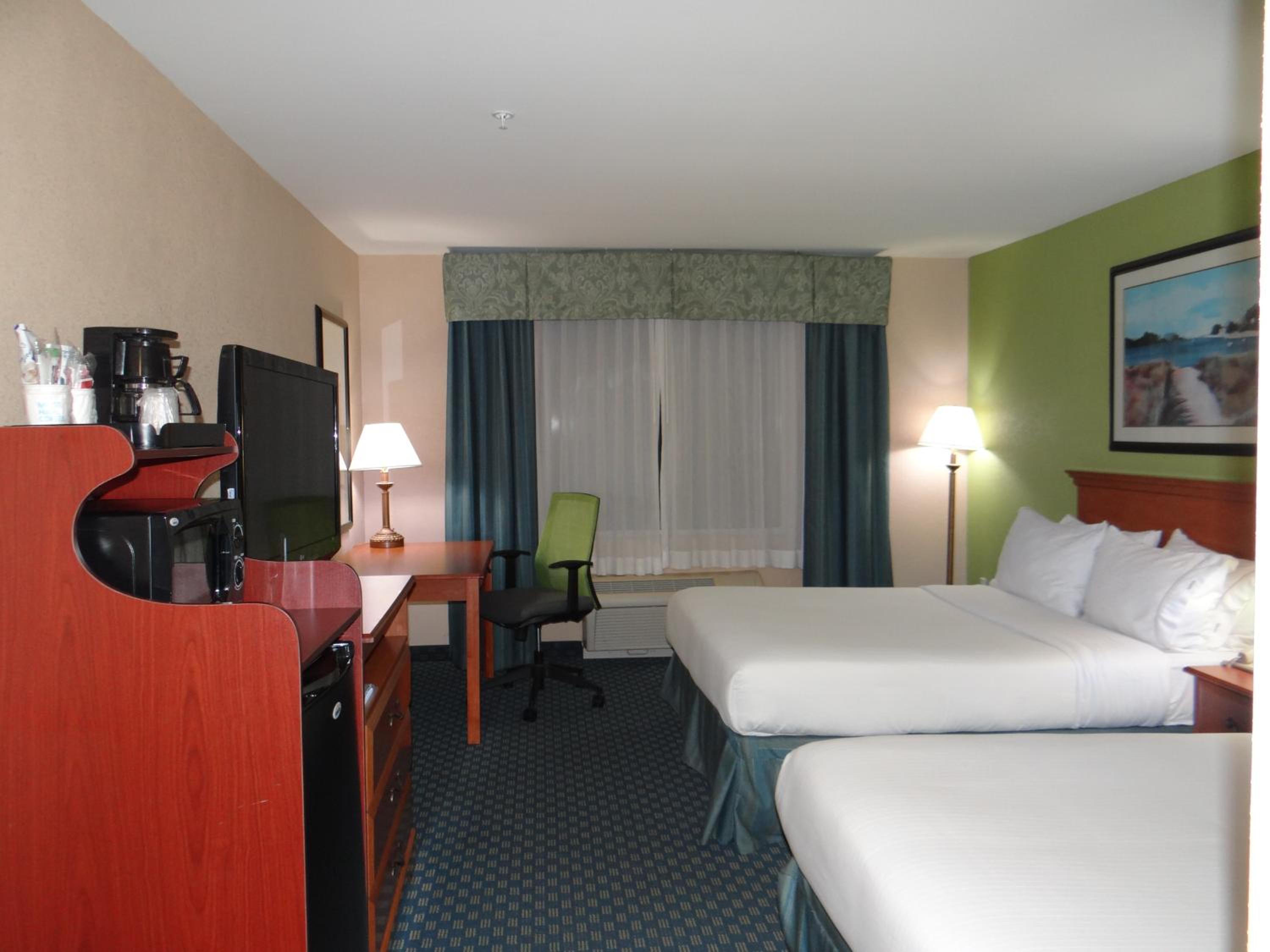 Standard Room with Two Queen Beds - Photo 11