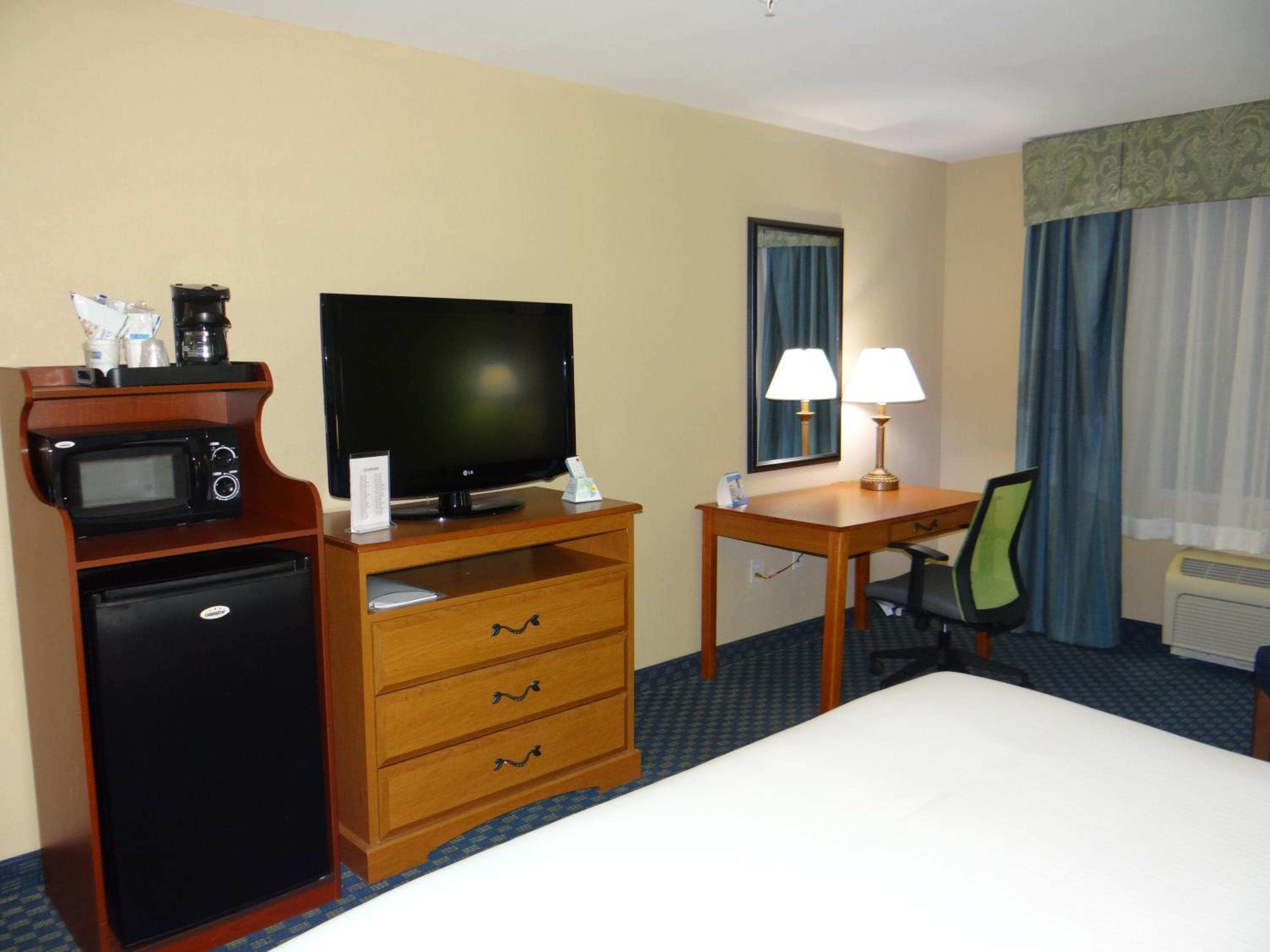 Standard Room with Two Queen Beds - Photo 1