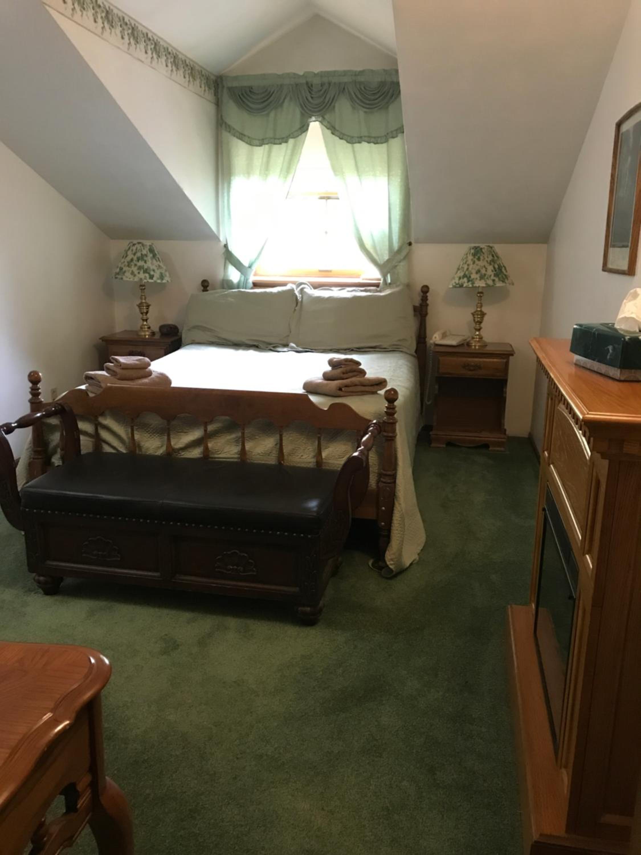 Deluxe Queen Room