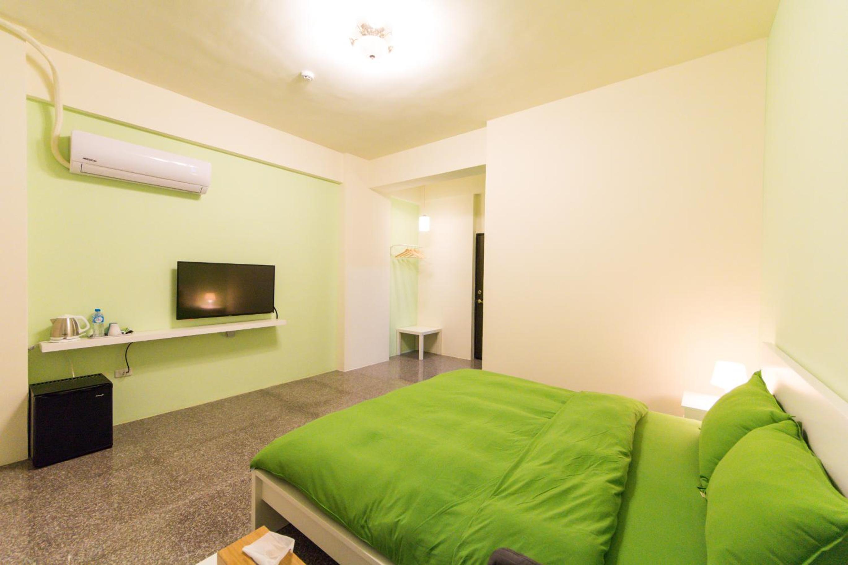 Queen Room photo 2
