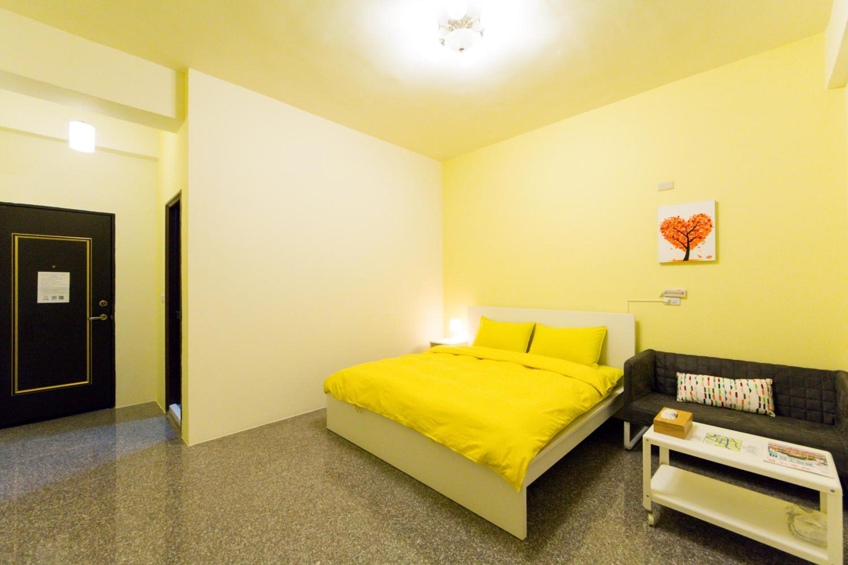 Queen Room photo 2