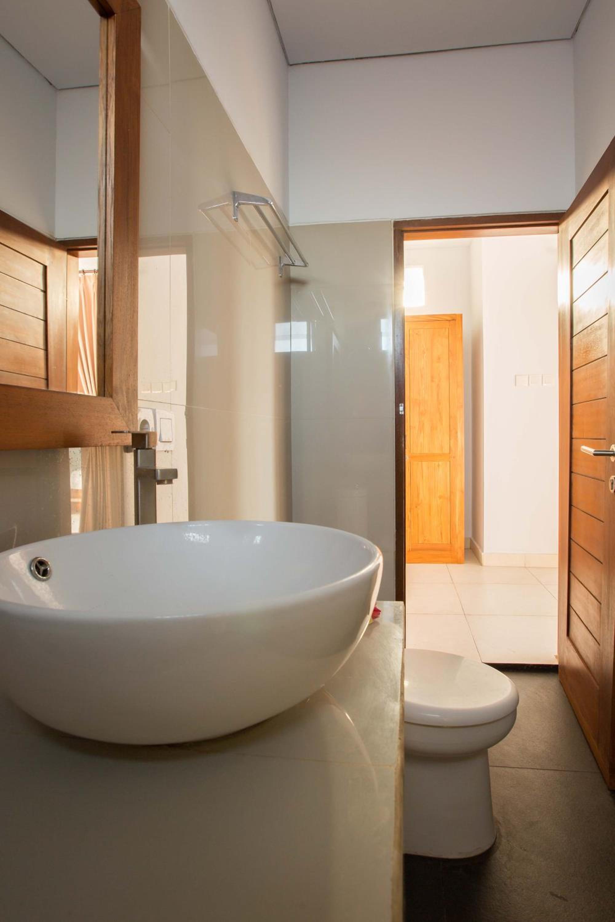 Deluxe Double Room with Balcony - Photo 11