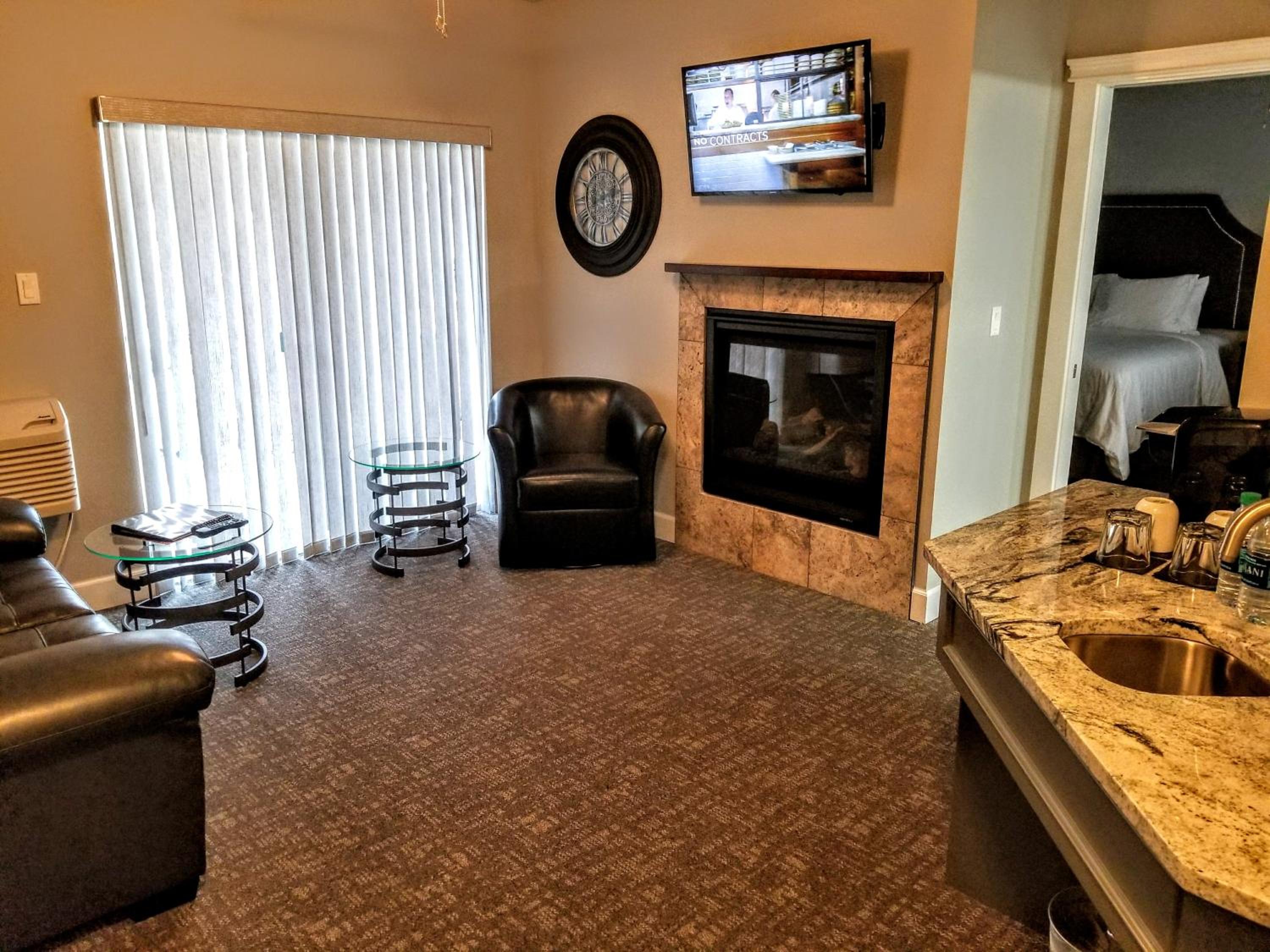 Deluxe Queen Suite photo 1