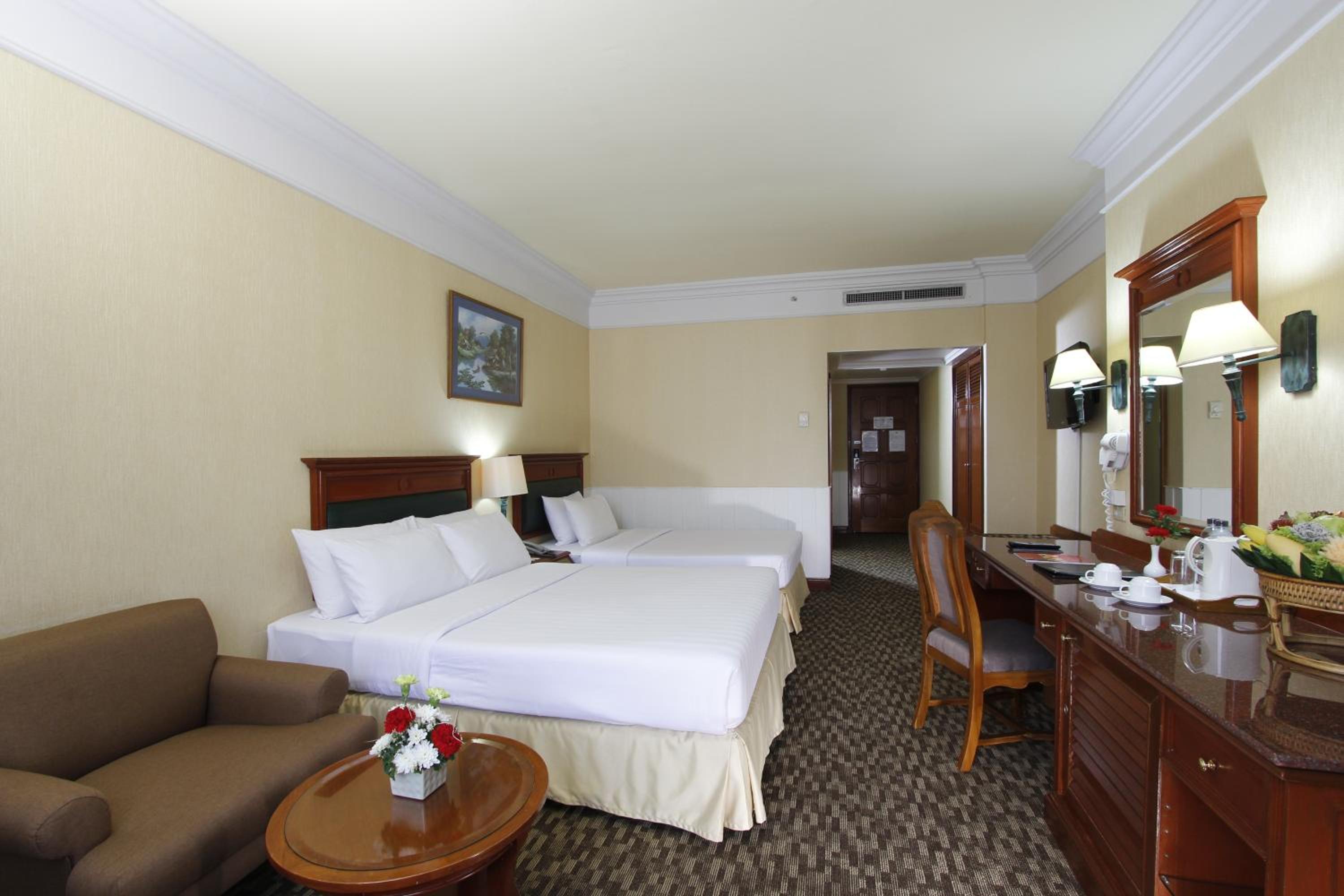 Deluxe Family Room with City View photo 2