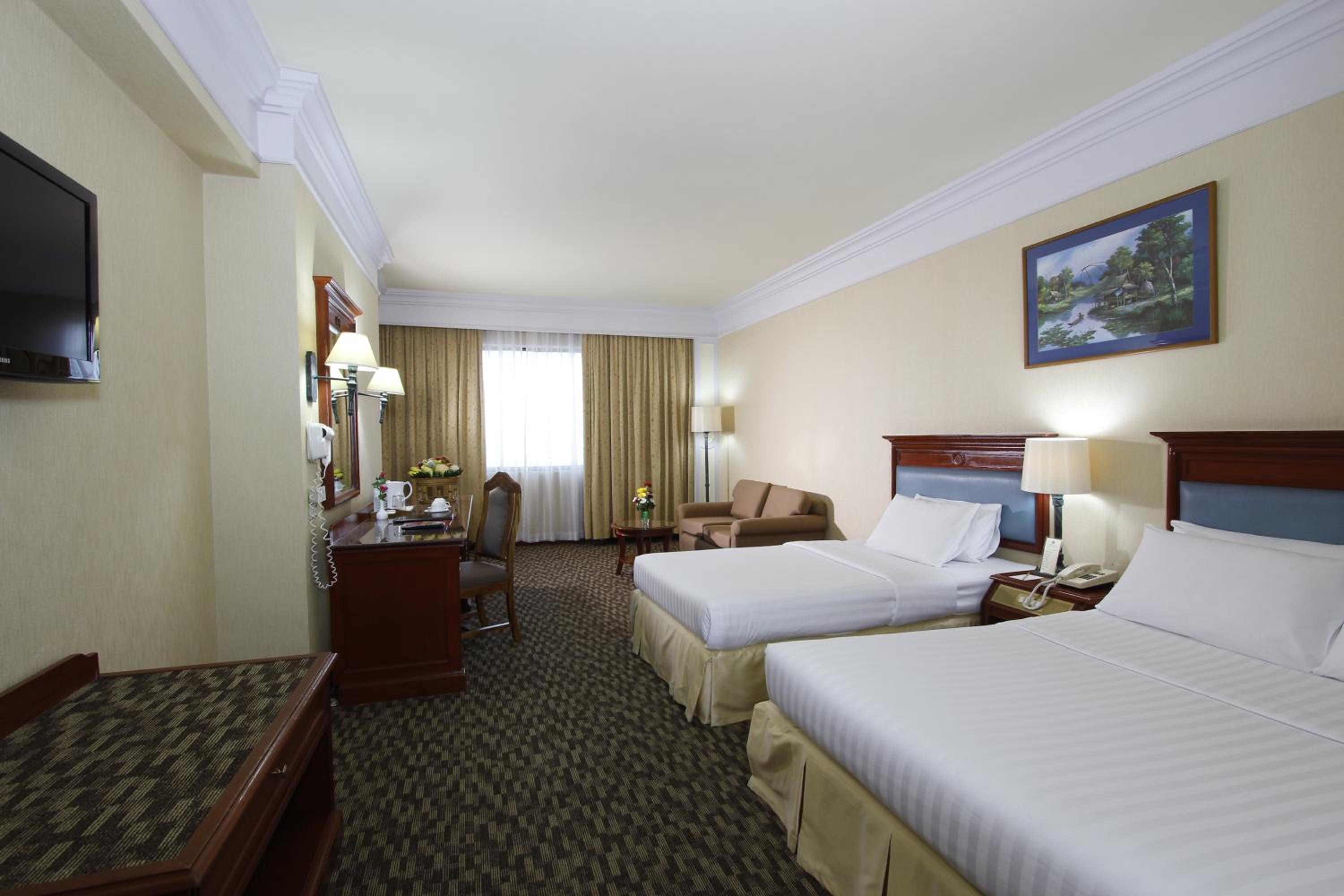 Deluxe Family Room with City View photo 3