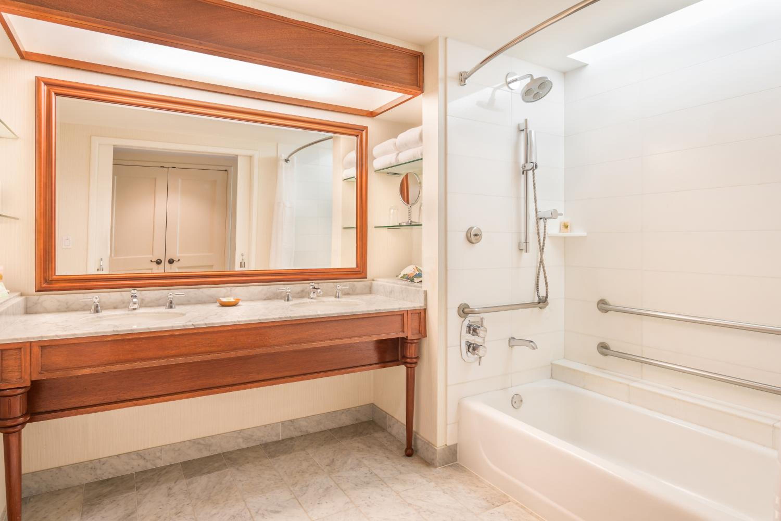 King Room with Accessible Shower - Disability Access thumbnail 5