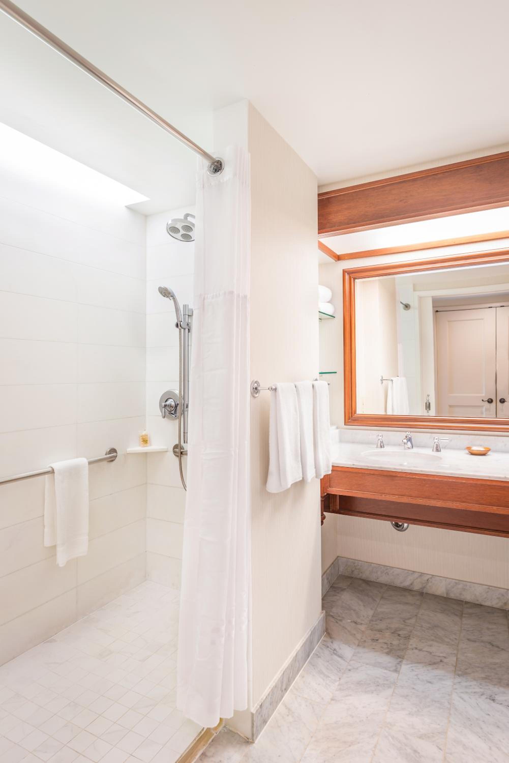 King Room with Accessible Shower - Disability Access
