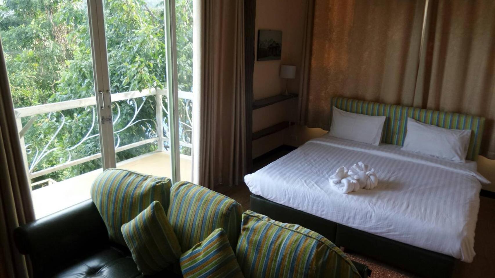 Deluxe Double Room with Balcony photo 2
