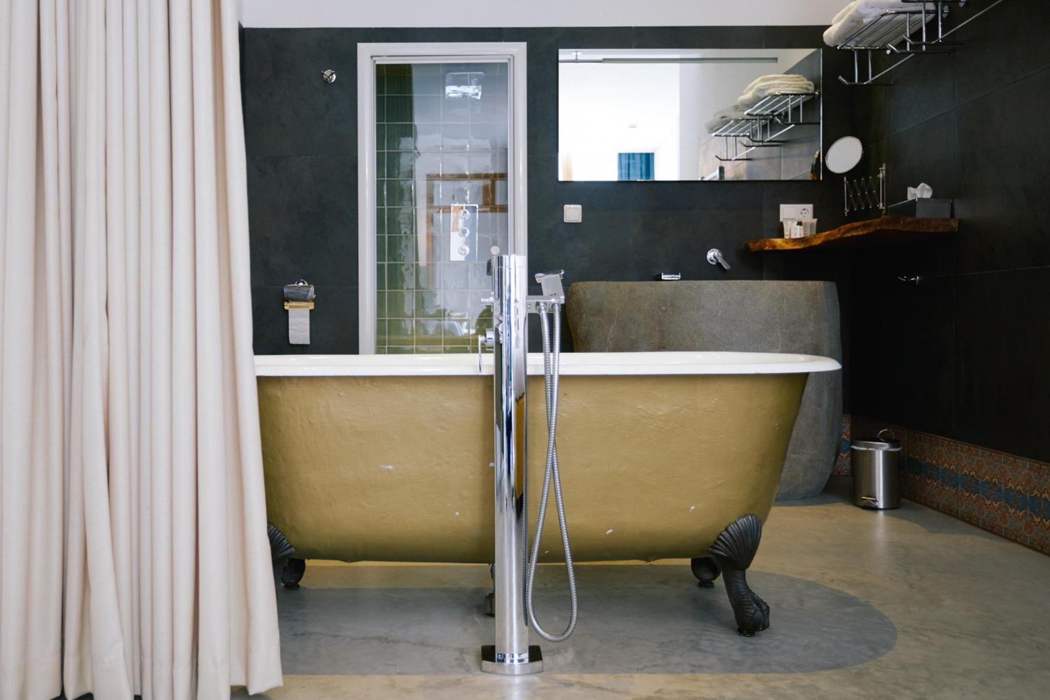 Deluxe King Suite - Photo 3