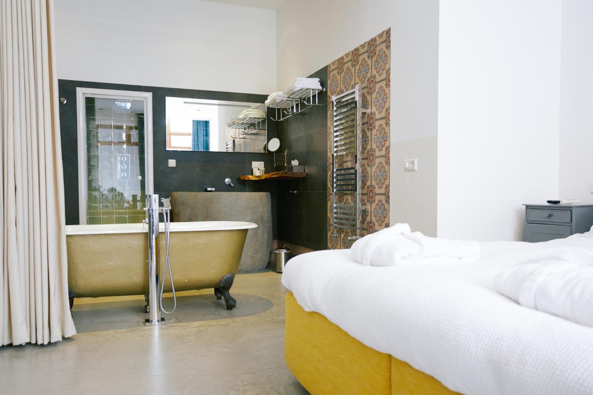 Deluxe King Suite - Photo 2