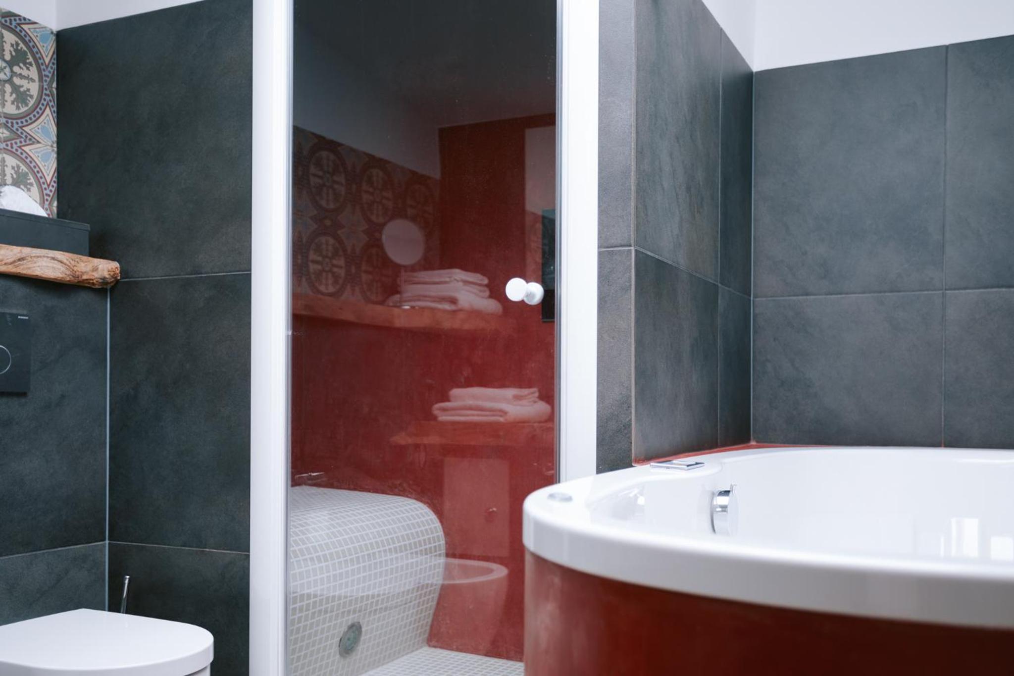 Deluxe King Room - Photo 2