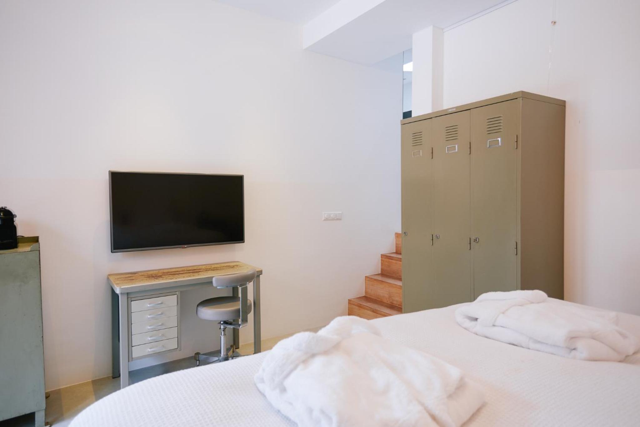 Deluxe King Room - Photo 3