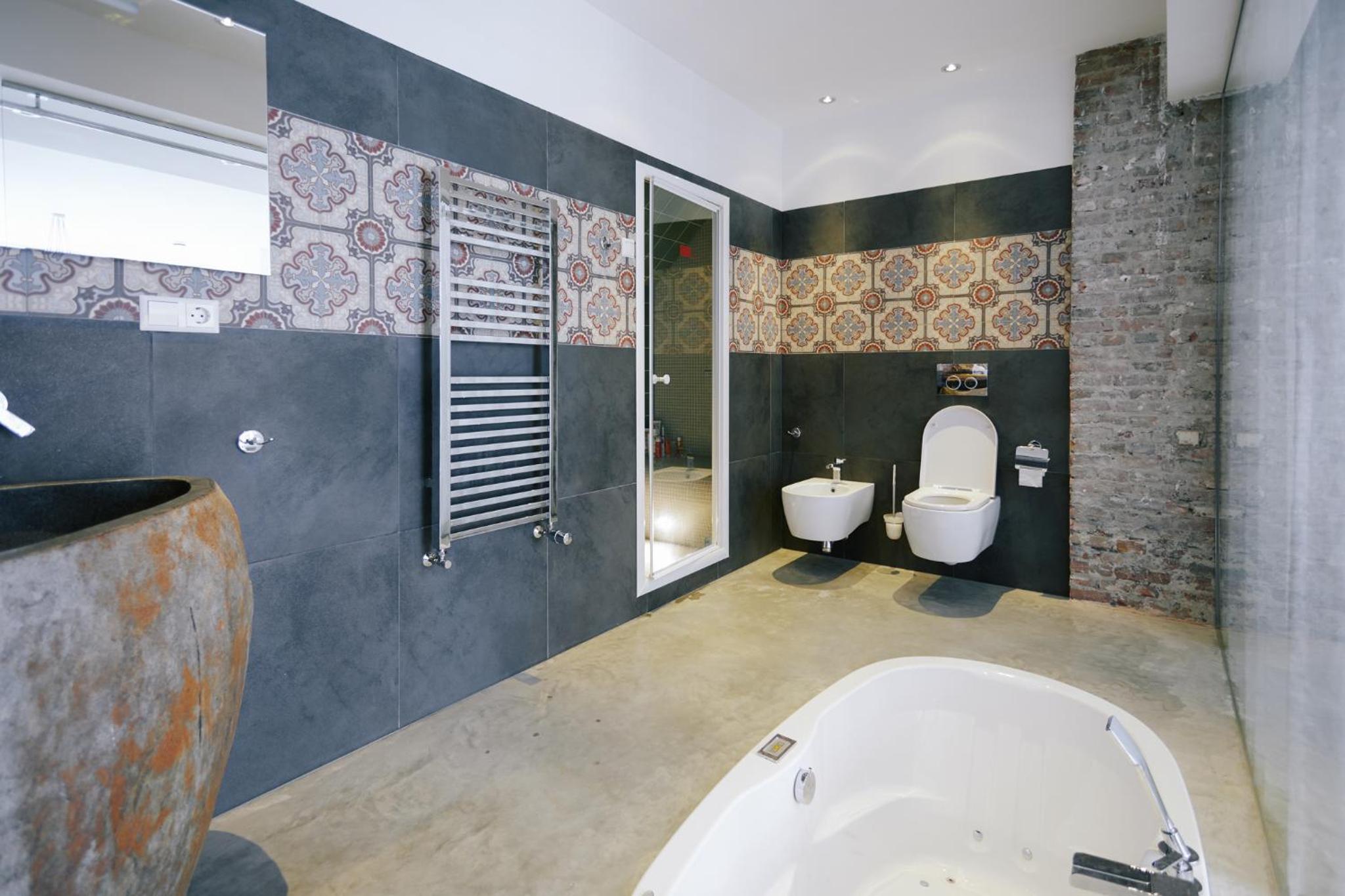 Deluxe Suite with Spa Bath - Photo 2
