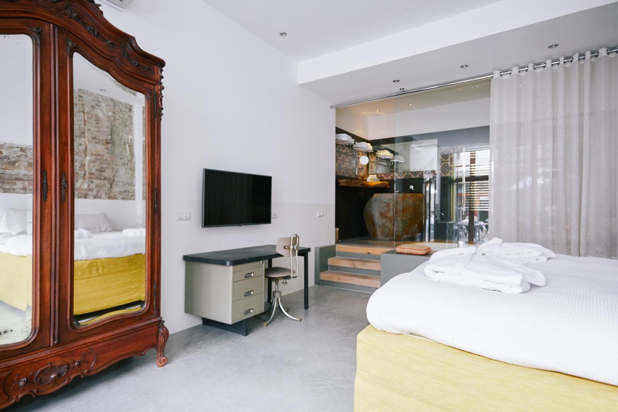 Deluxe Suite with Spa Bath - Photo 3