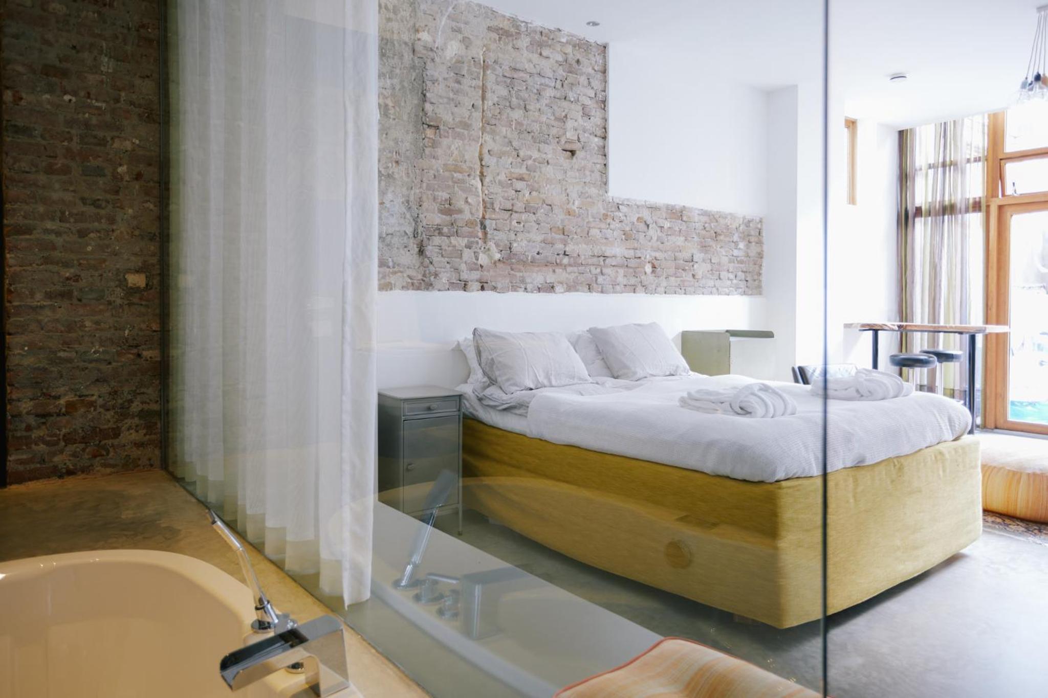 Deluxe Suite with Spa Bath - Photo 4