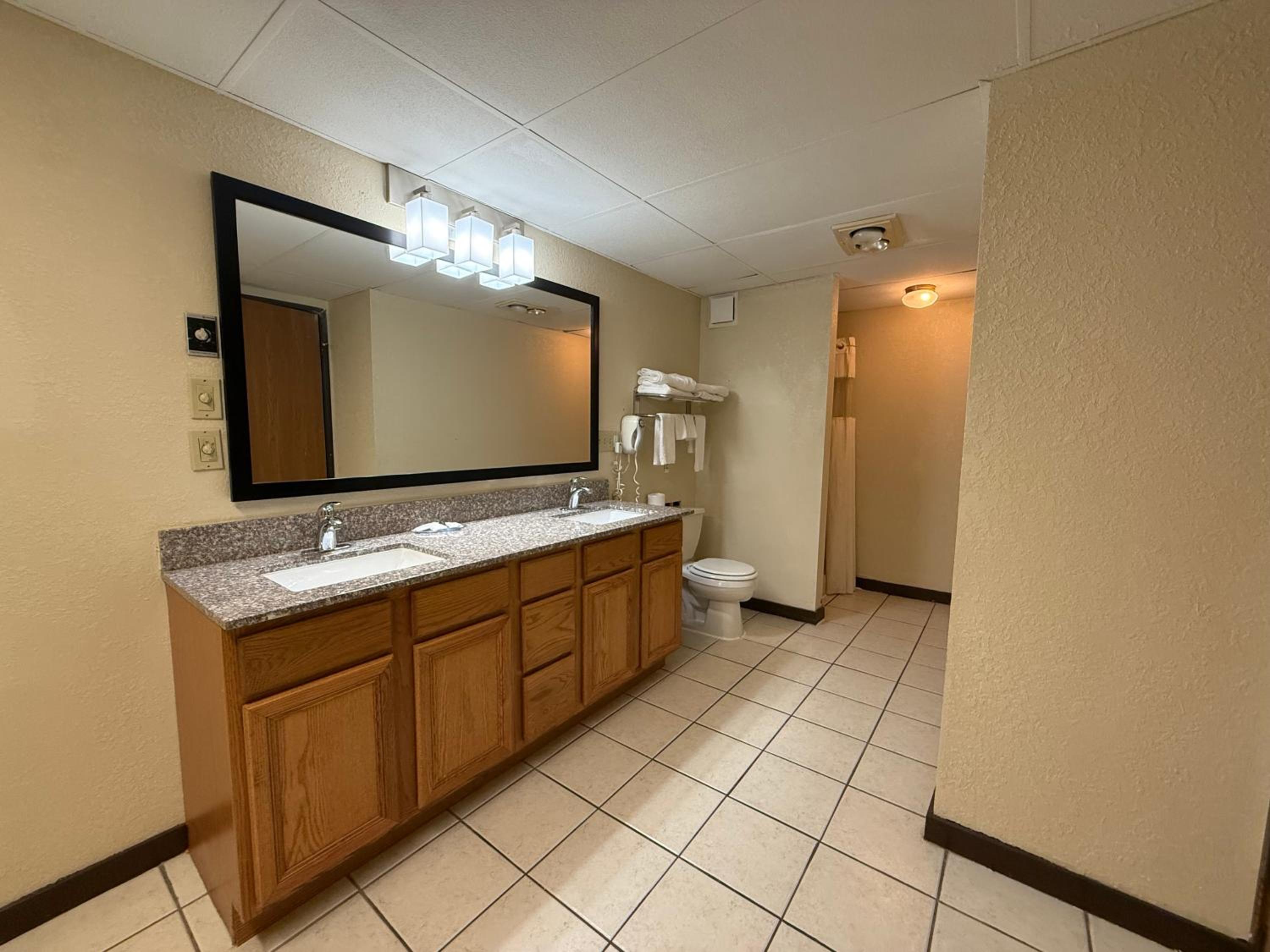 Suite with Two Queen Beds and Whirlpool - Non-Smoking