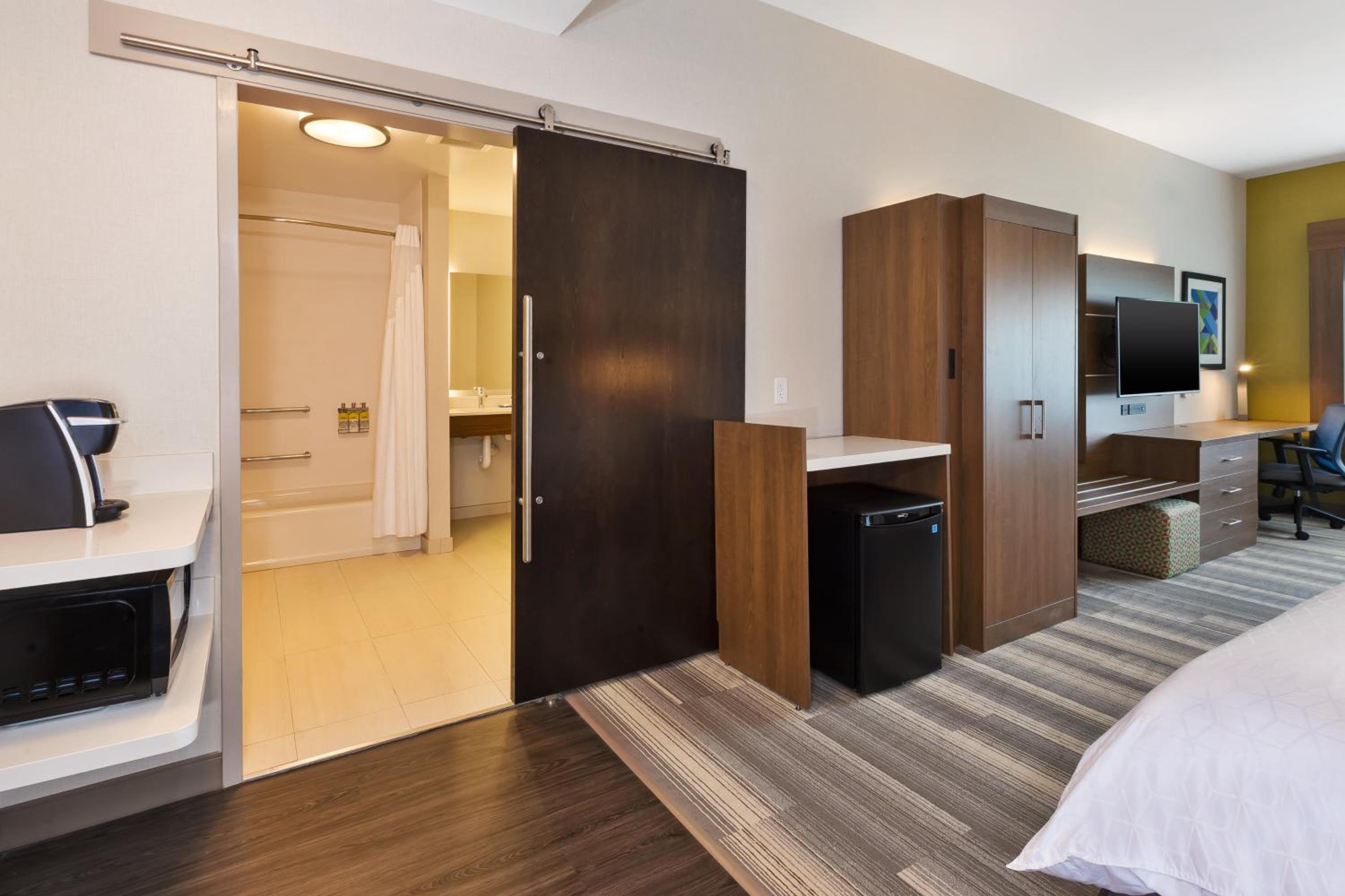 Standard Queen Room with Two Queen Beds and Mobility Accessible Tub