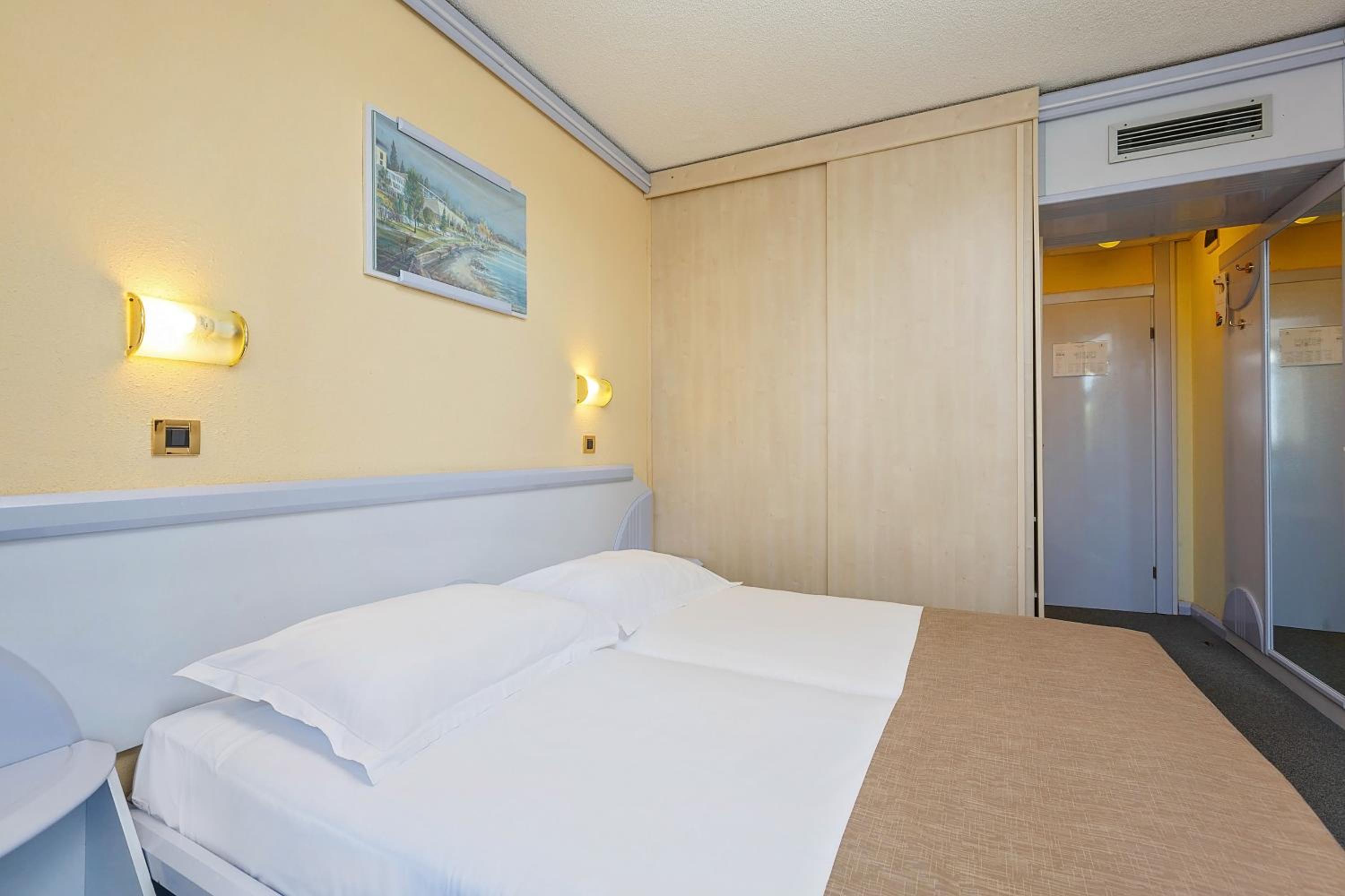 Classic Room with Balcony - Park Side