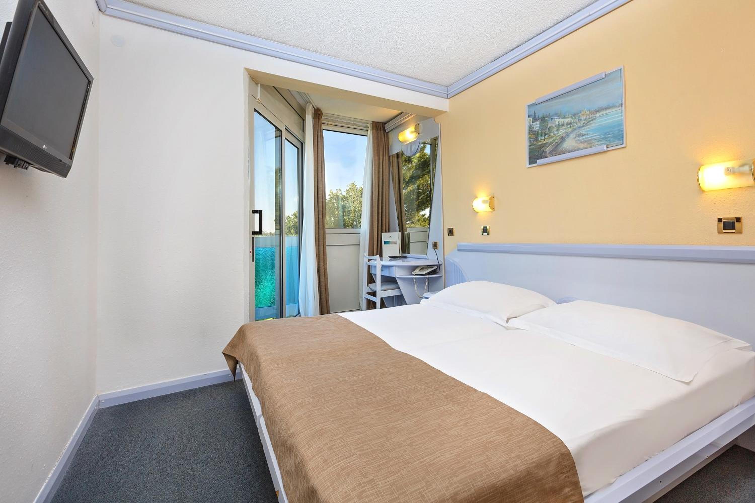 Classic Room with Balcony - Photo 1
