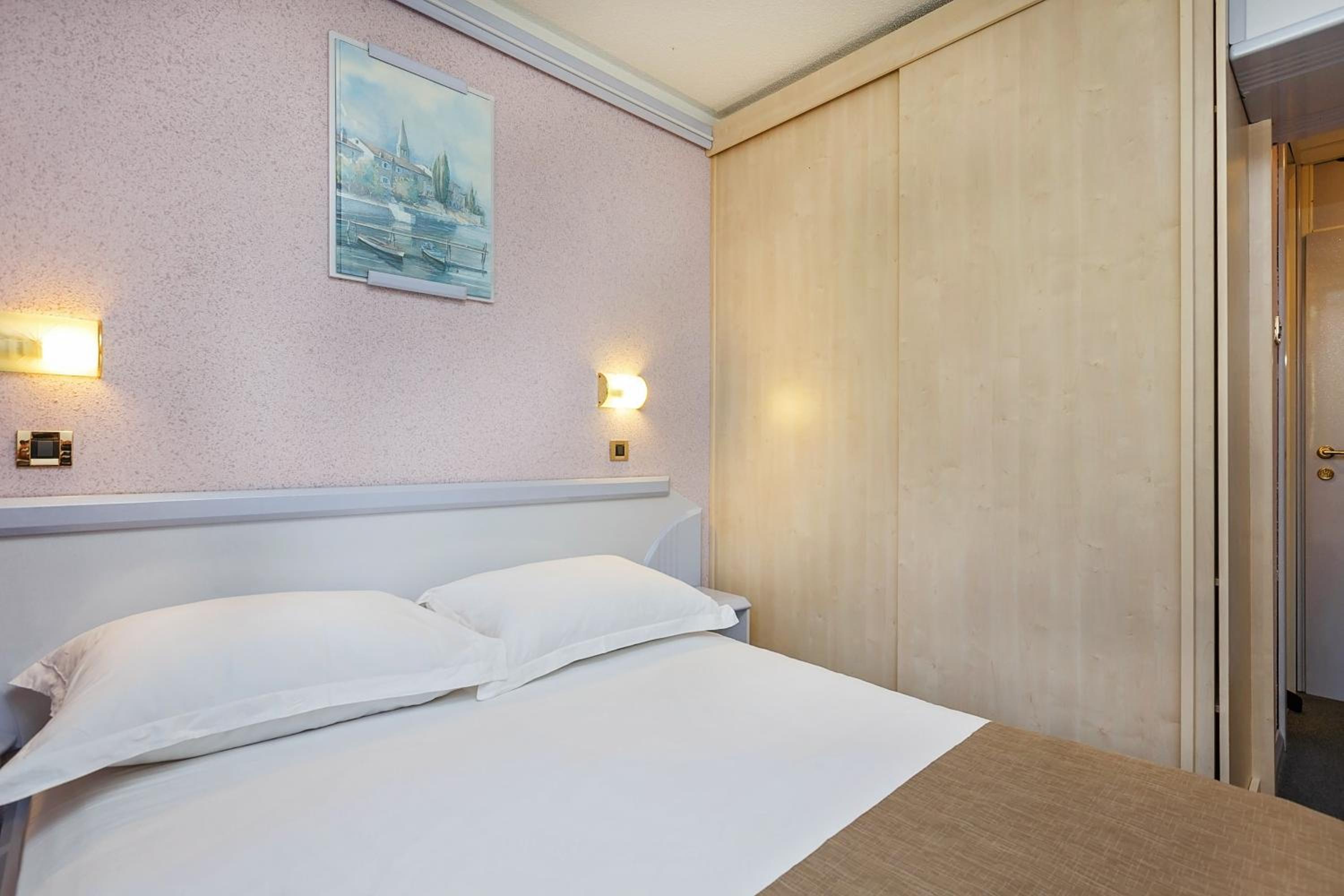 Economy Single Room with French Bed - Park Side - Photo 4