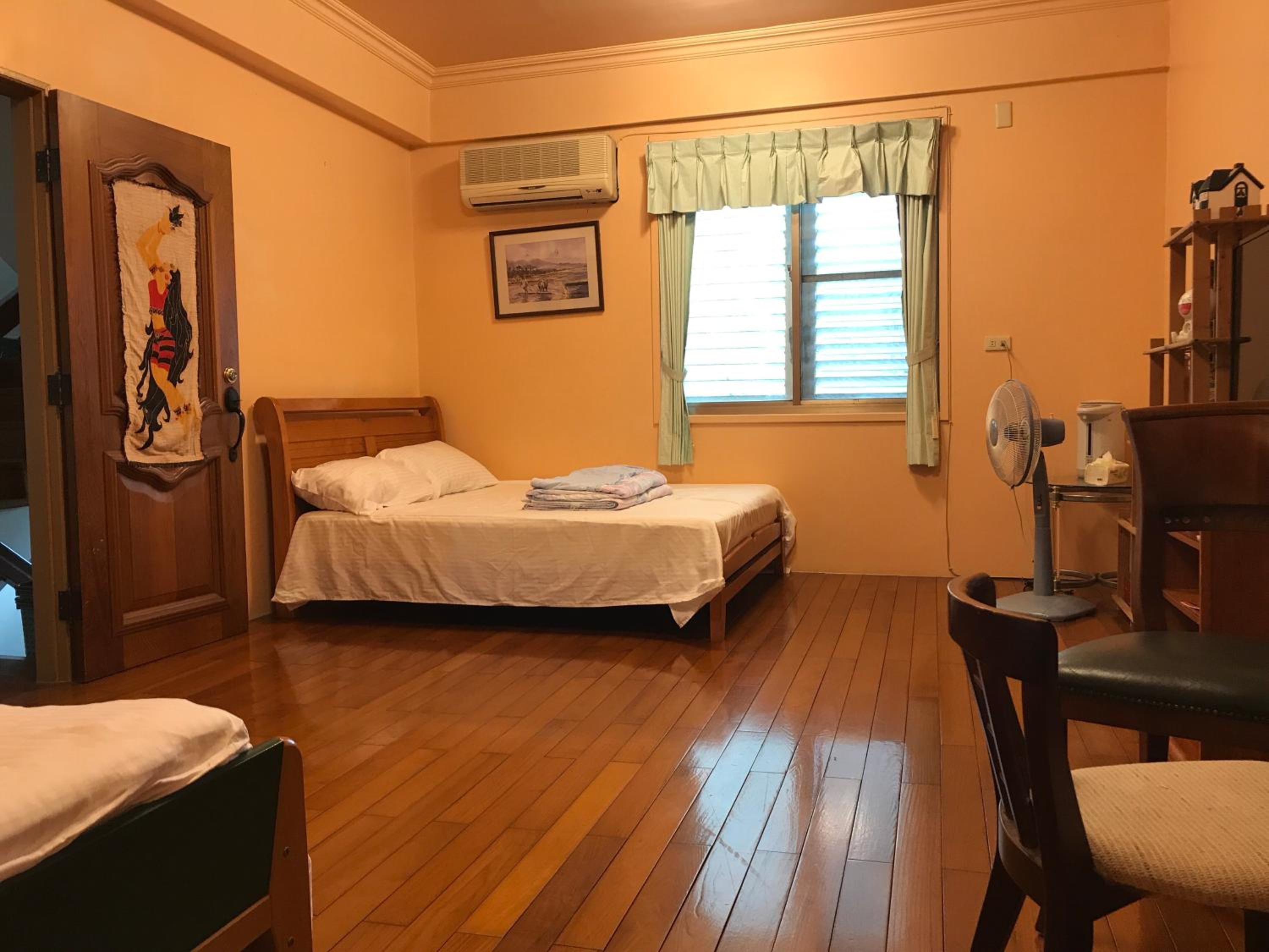 Standard Twin Room with Shared Bathroom photo 1