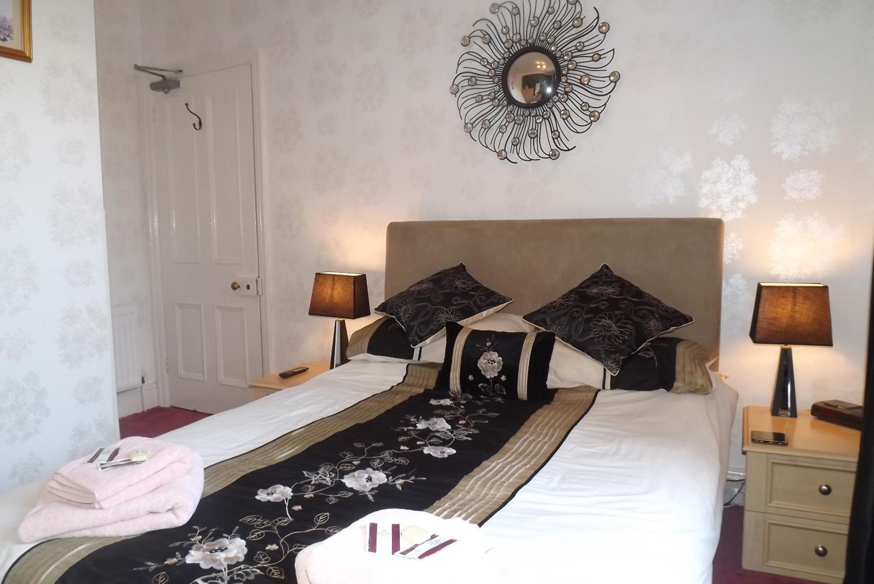 Small Double Room with Sash Window No View photo 1